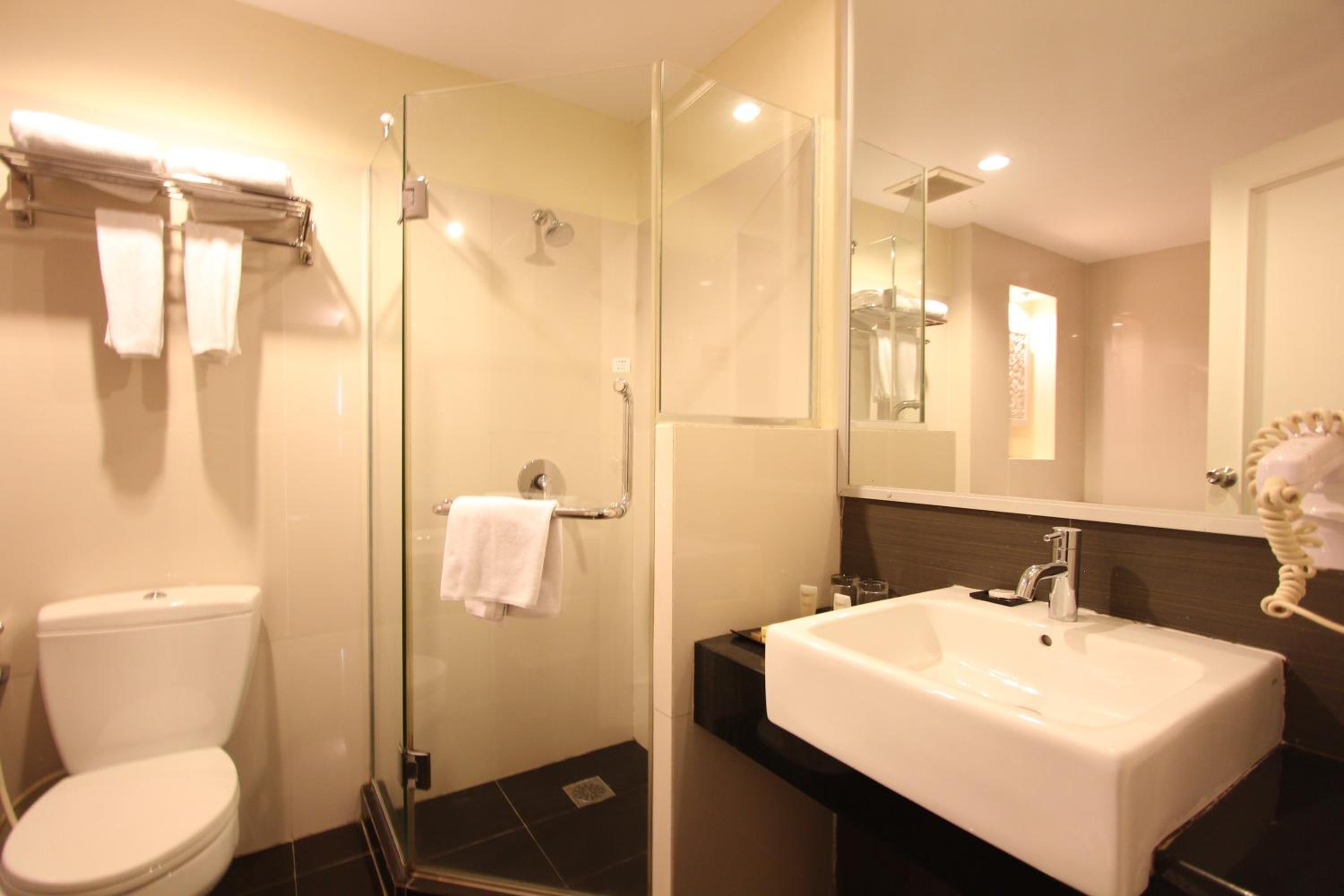 Executive Suite - Photo 2
