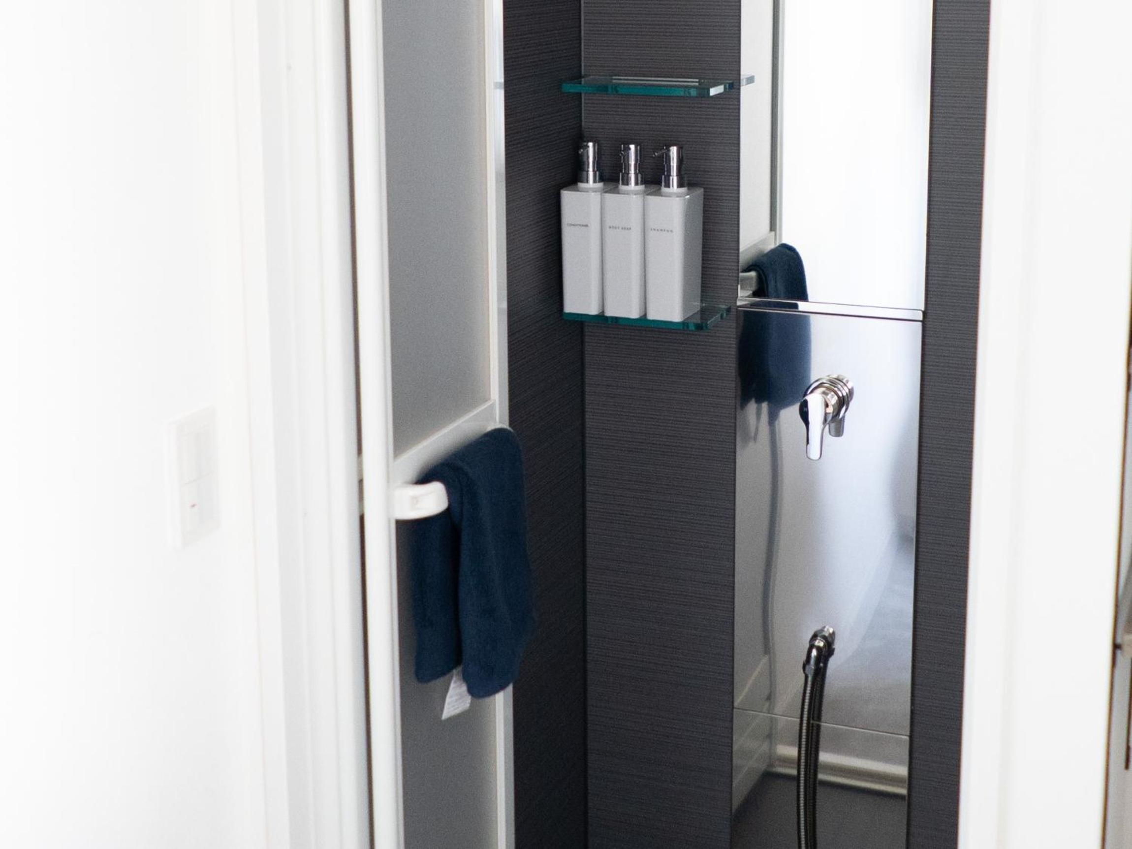 Twin Room with Private Bathroom photo 3