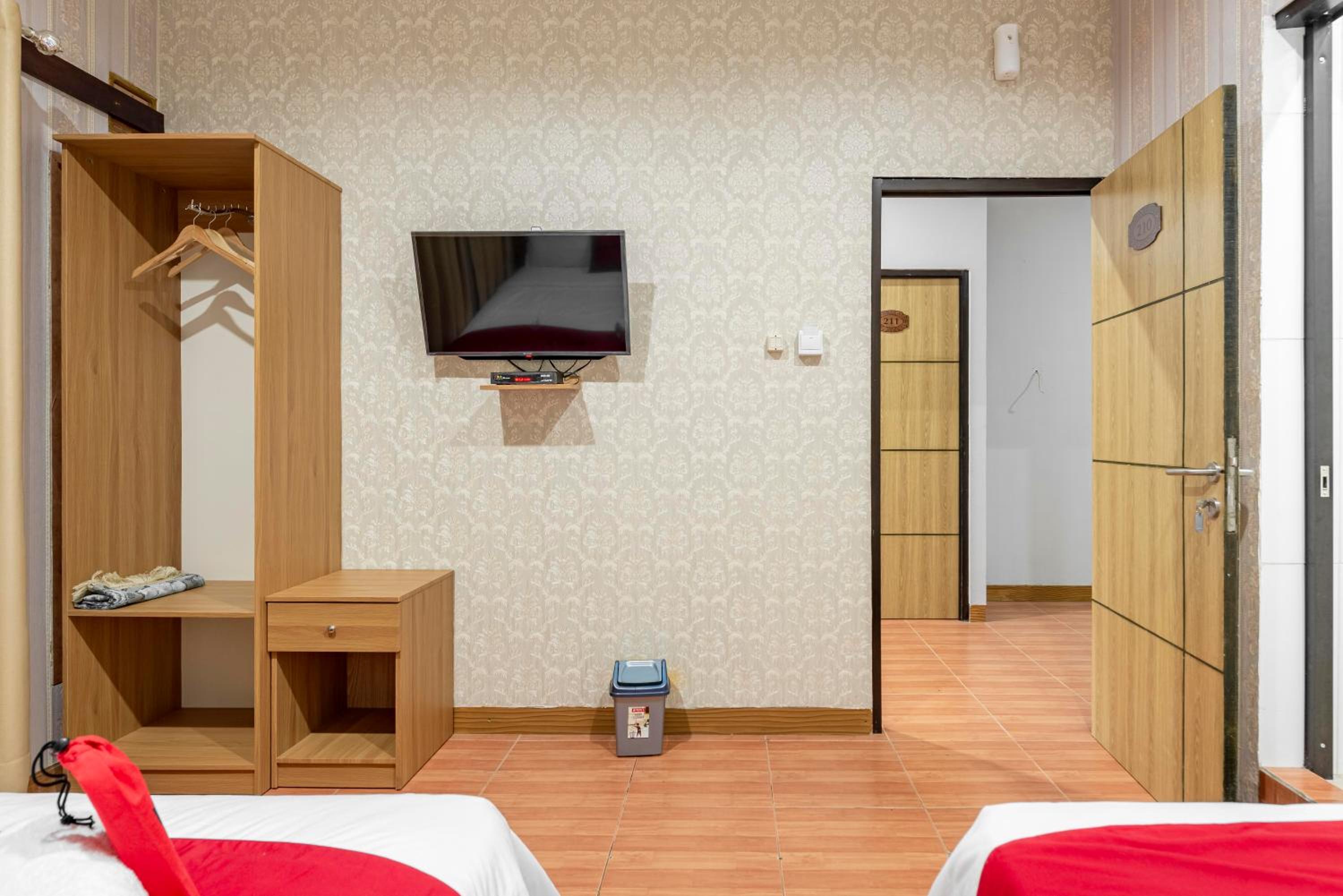 Family Room - Photo 2