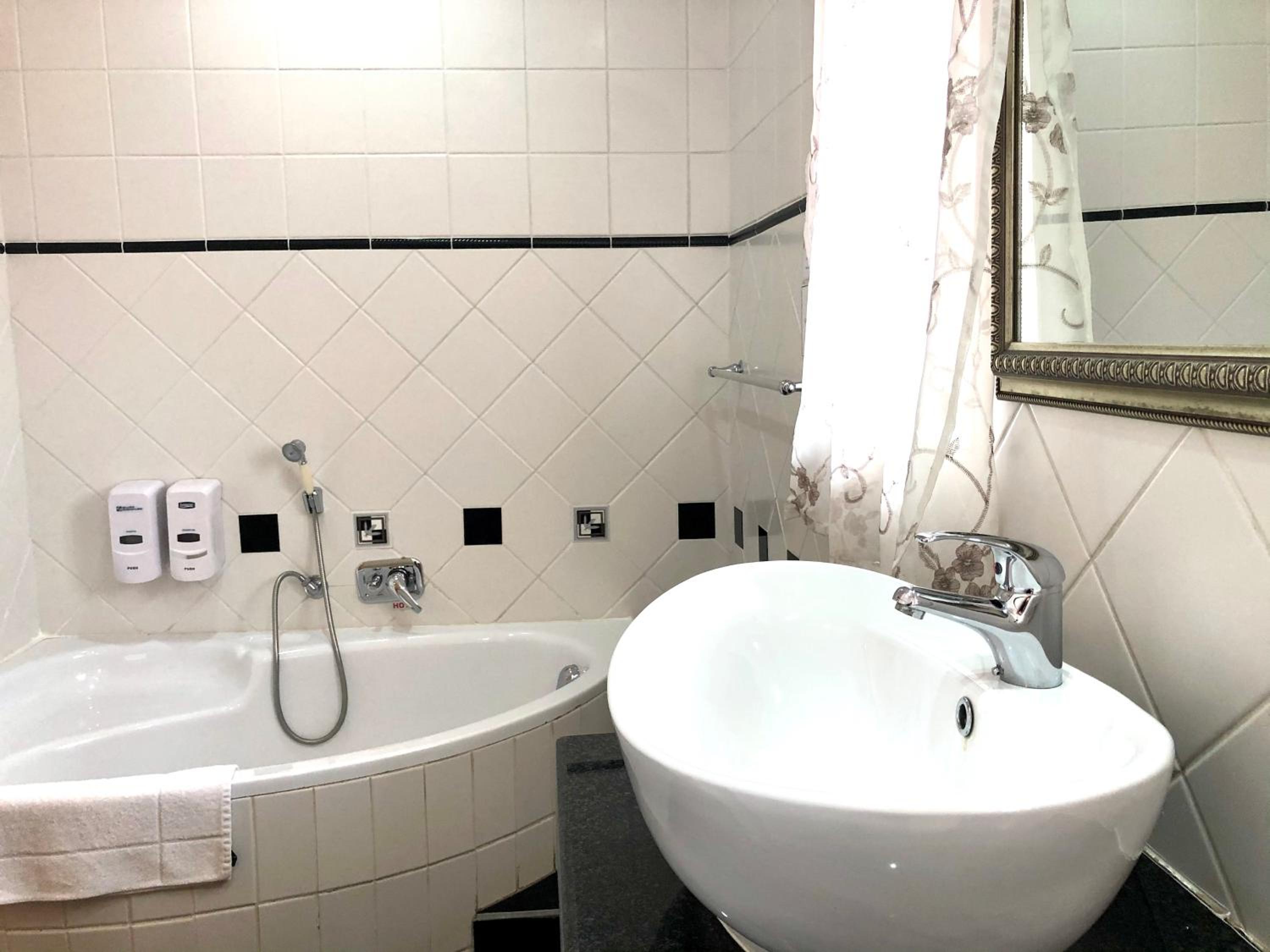 Standard Double Room - Photo 5