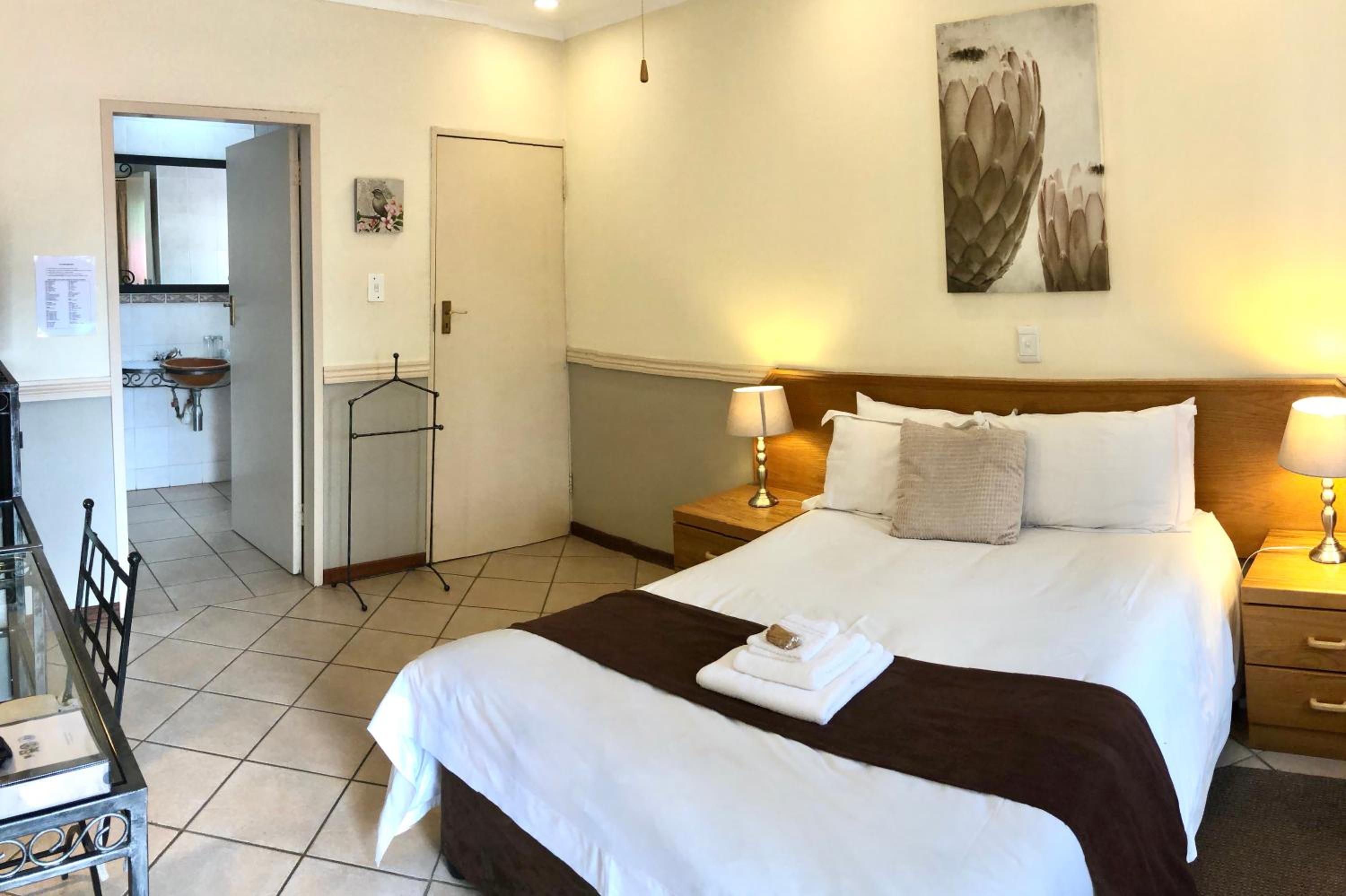 Standard Double Room - Photo 8
