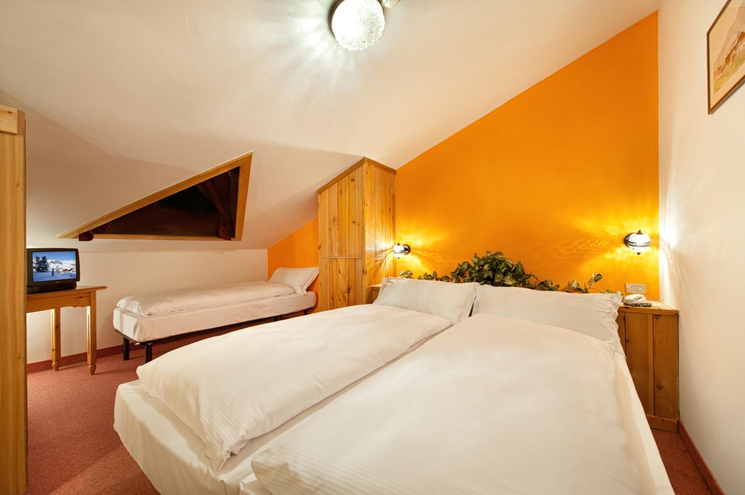 Economy Triple Room photo 3
