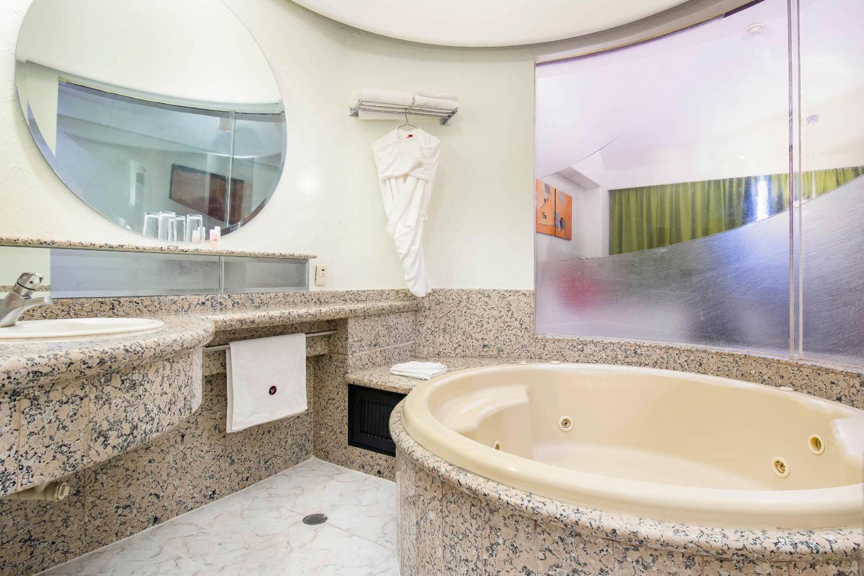King Suite with Spa Bath photo 3