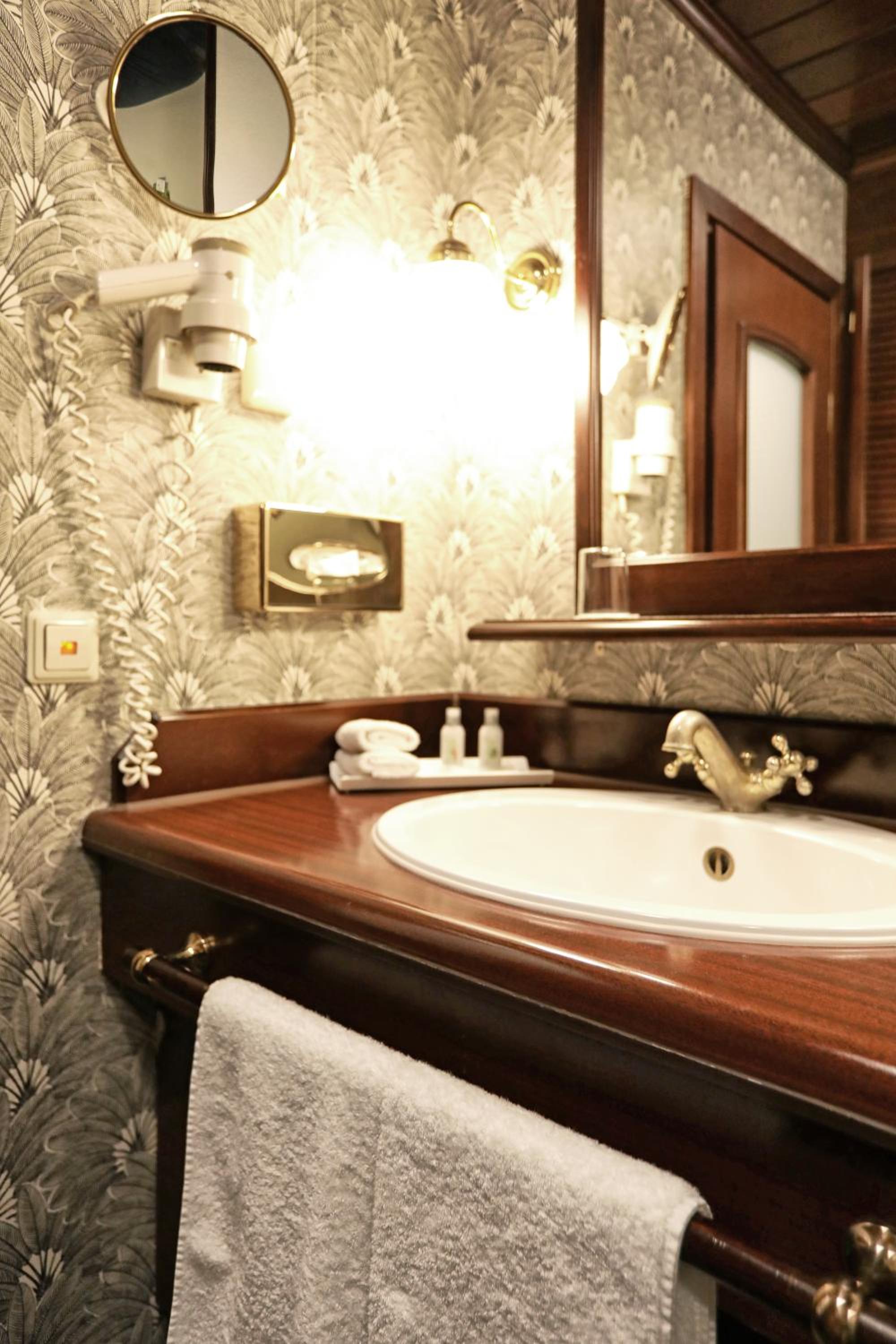Standard Twin Room - Photo 6