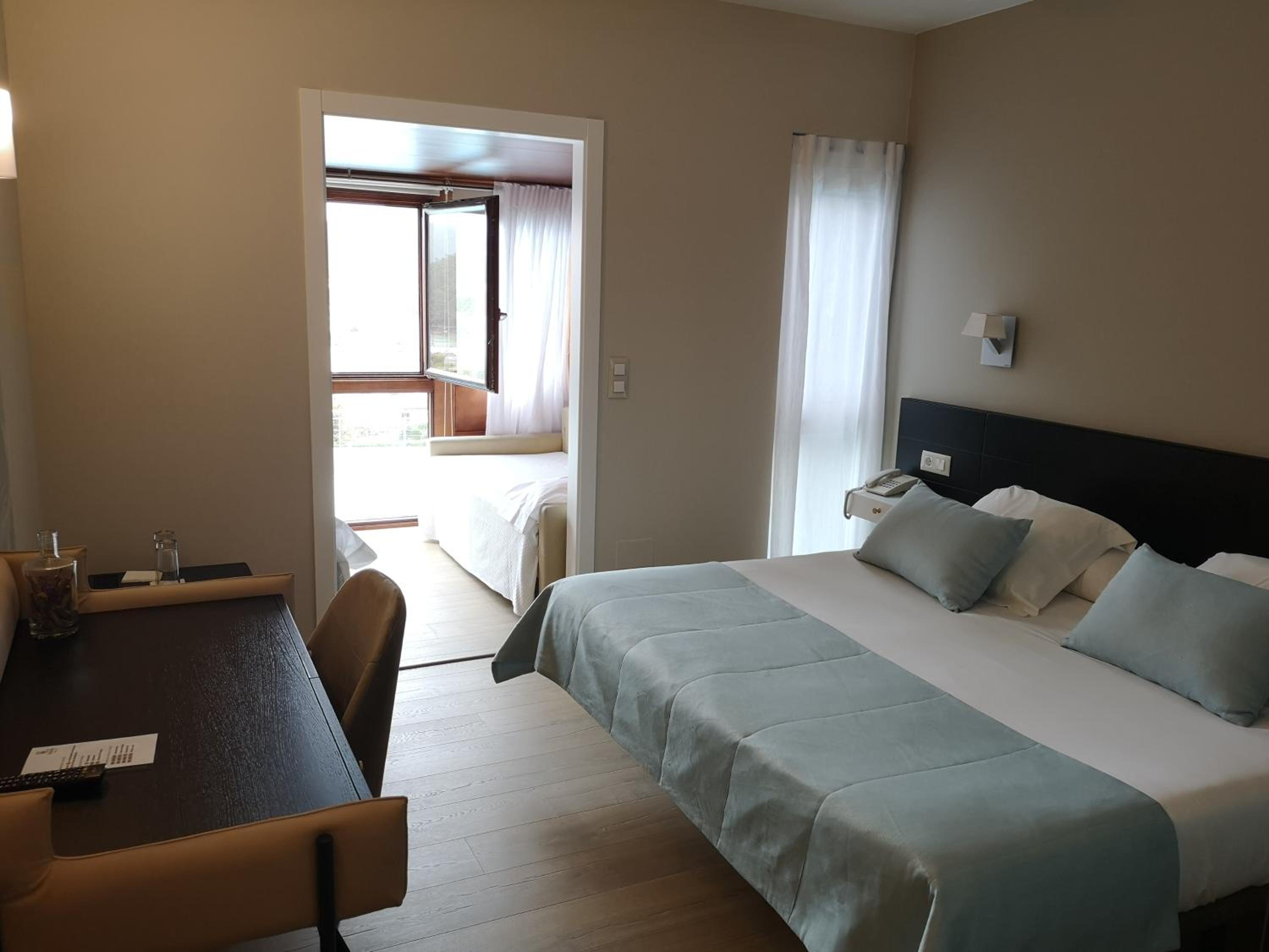 Habitación Doble Superior (2 Adultos + 1 Niño) con Vista al Mar