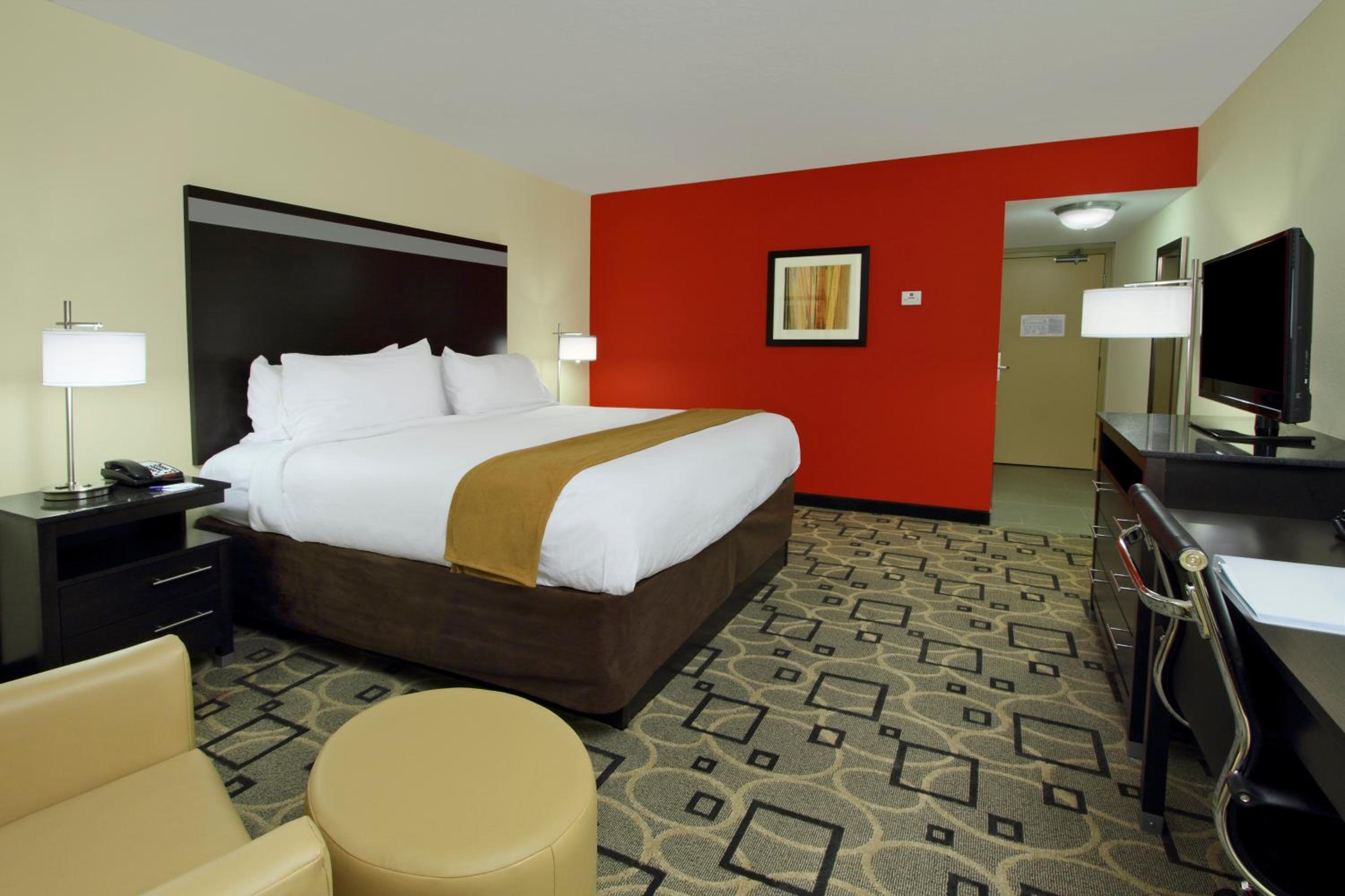 Standard King Room with Mobility Accessible Tub photo 3