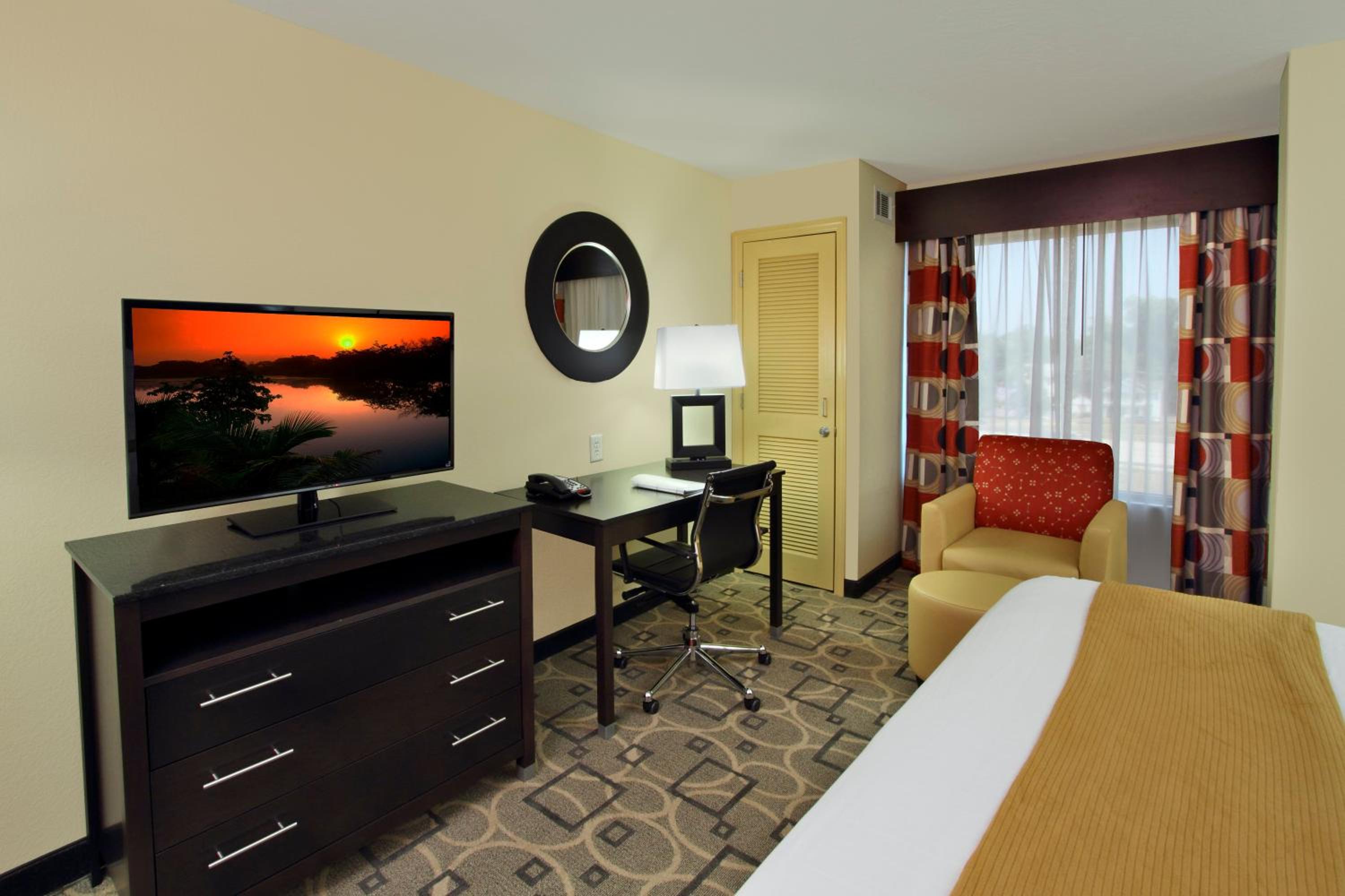 Standard King Room with Mobility Accessible Tub photo 1