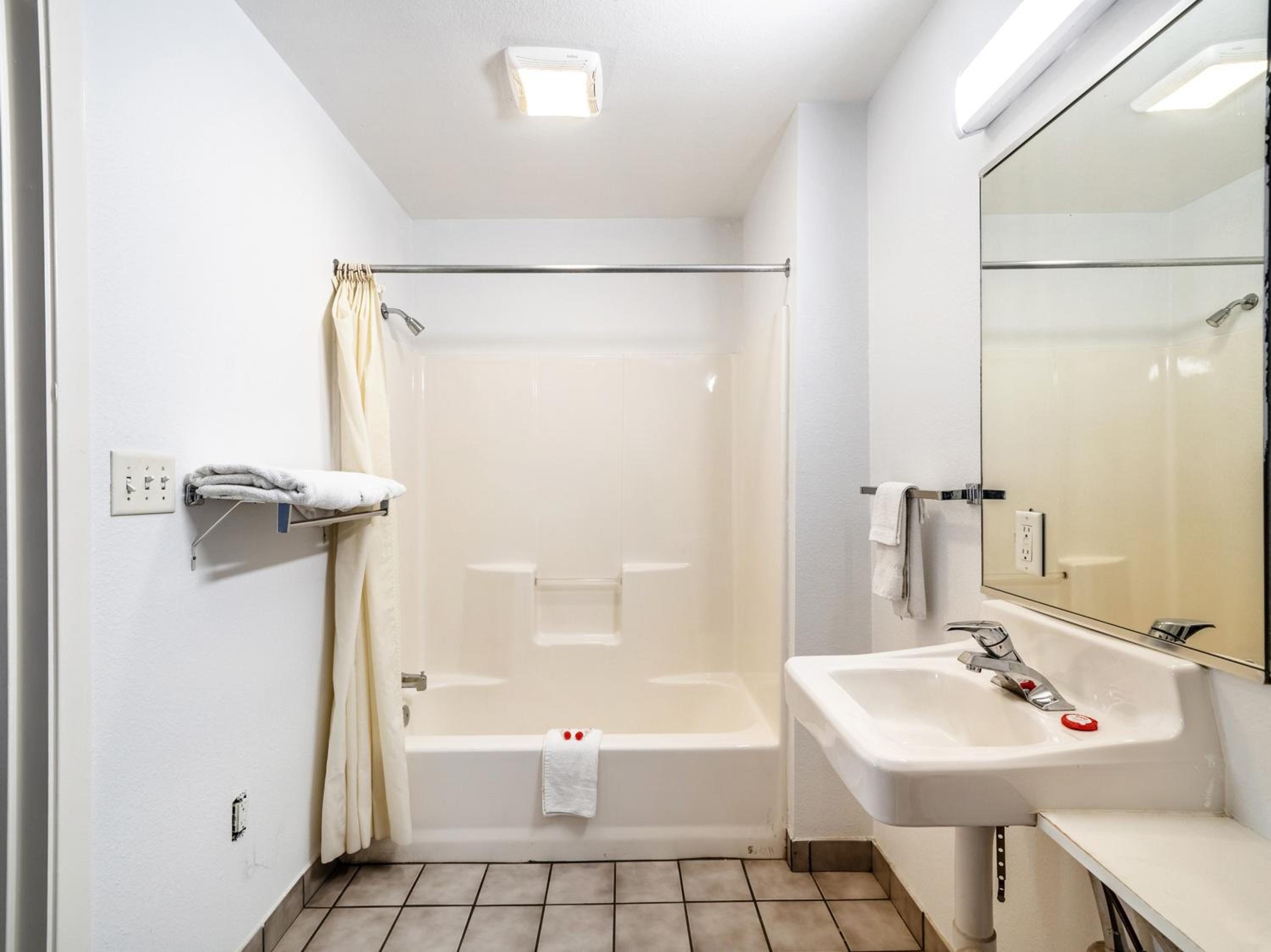 One-Bedroom Suite - Photo 5