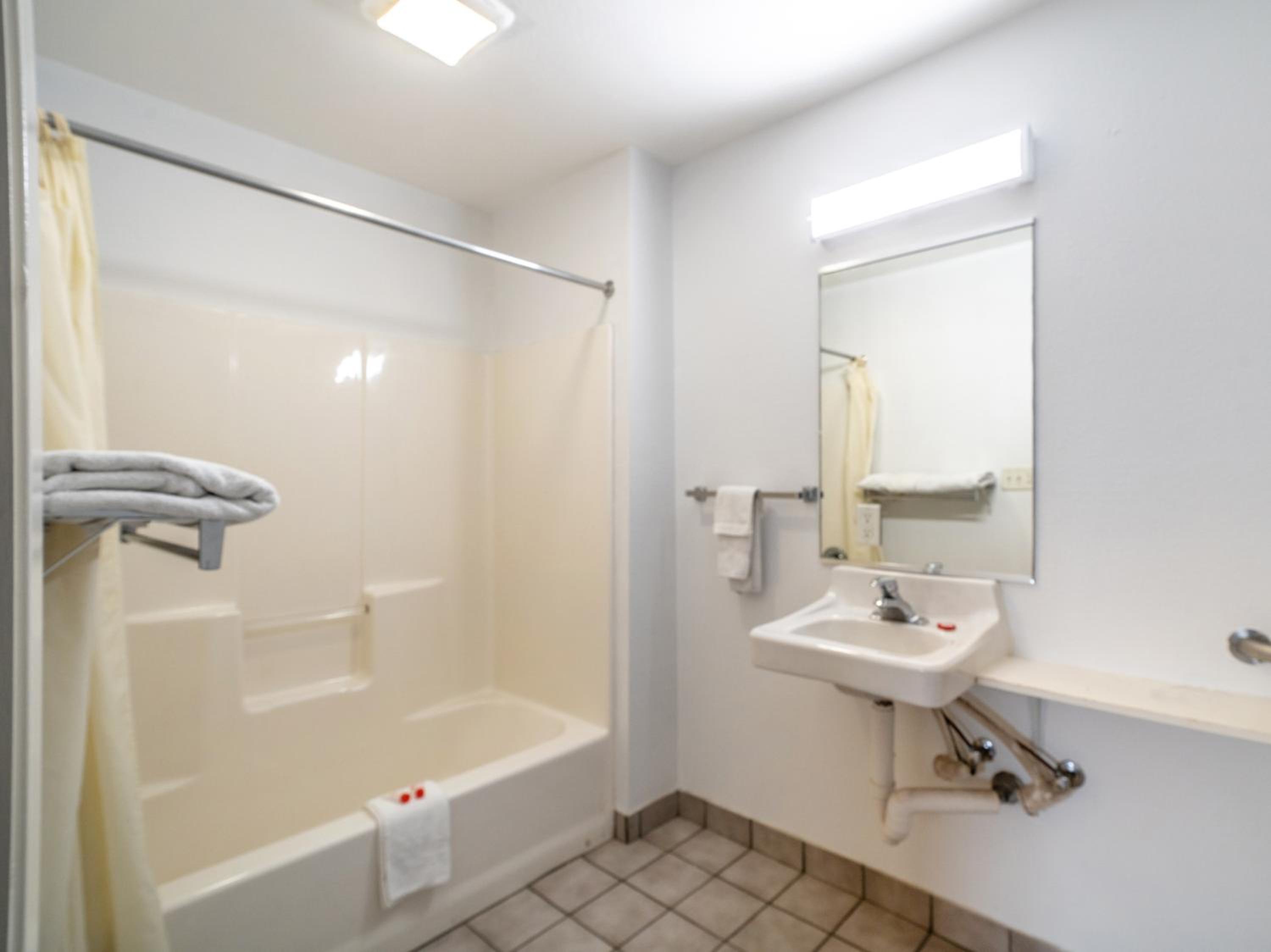 One-Bedroom Suite - Photo 7