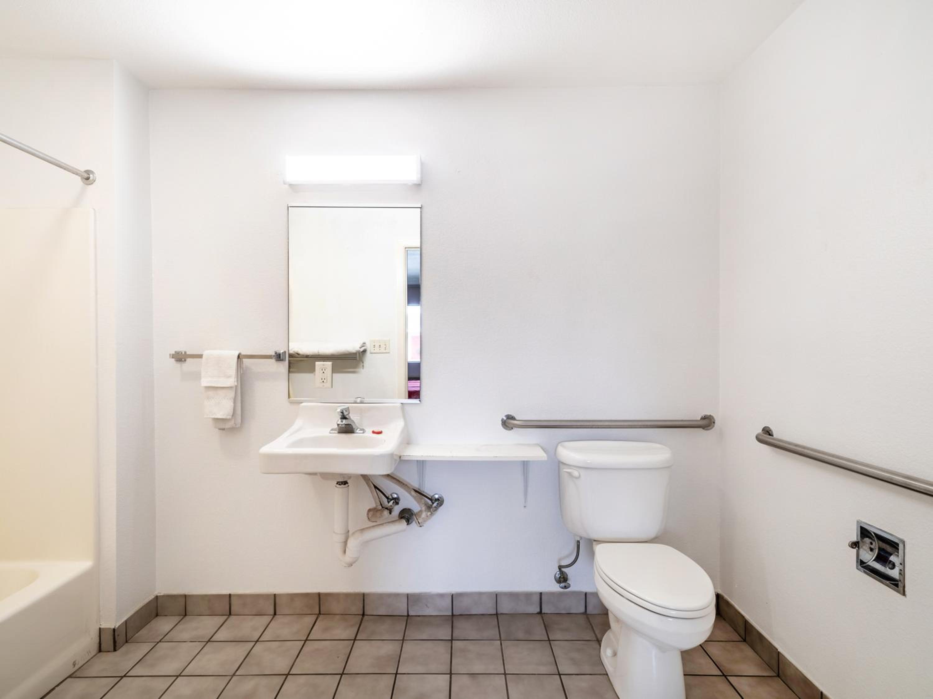 One-Bedroom Suite - Photo 6