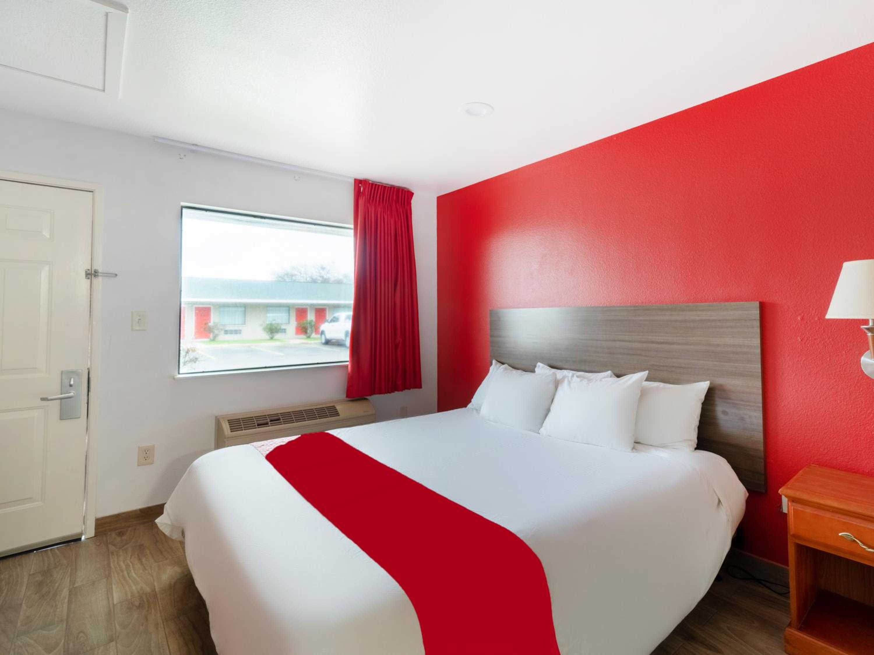 One-Bedroom Suite - Photo 8
