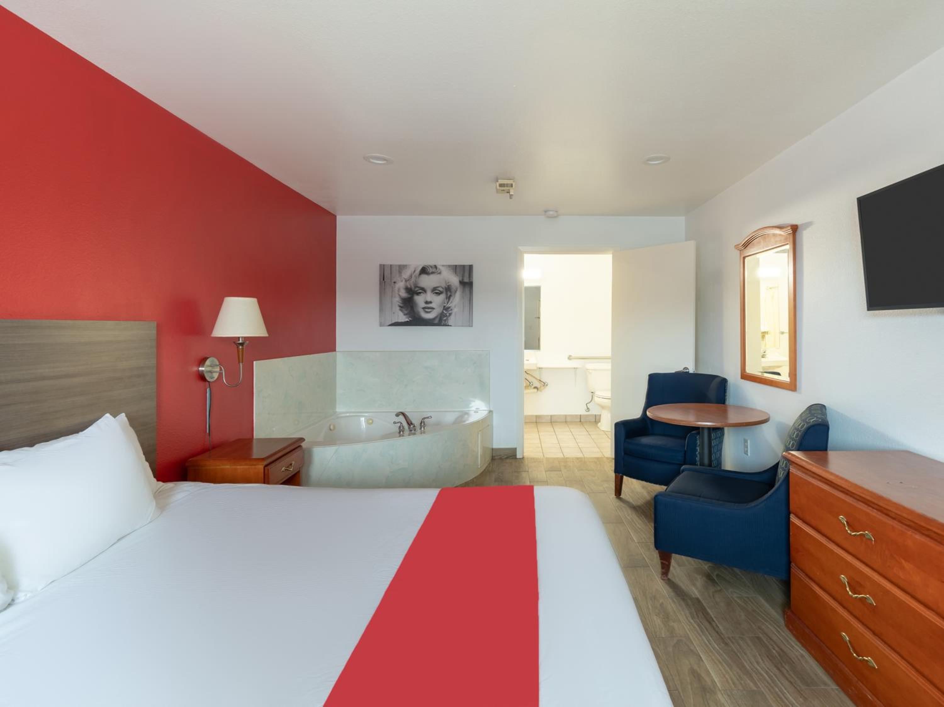 One-Bedroom Suite - Photo 2