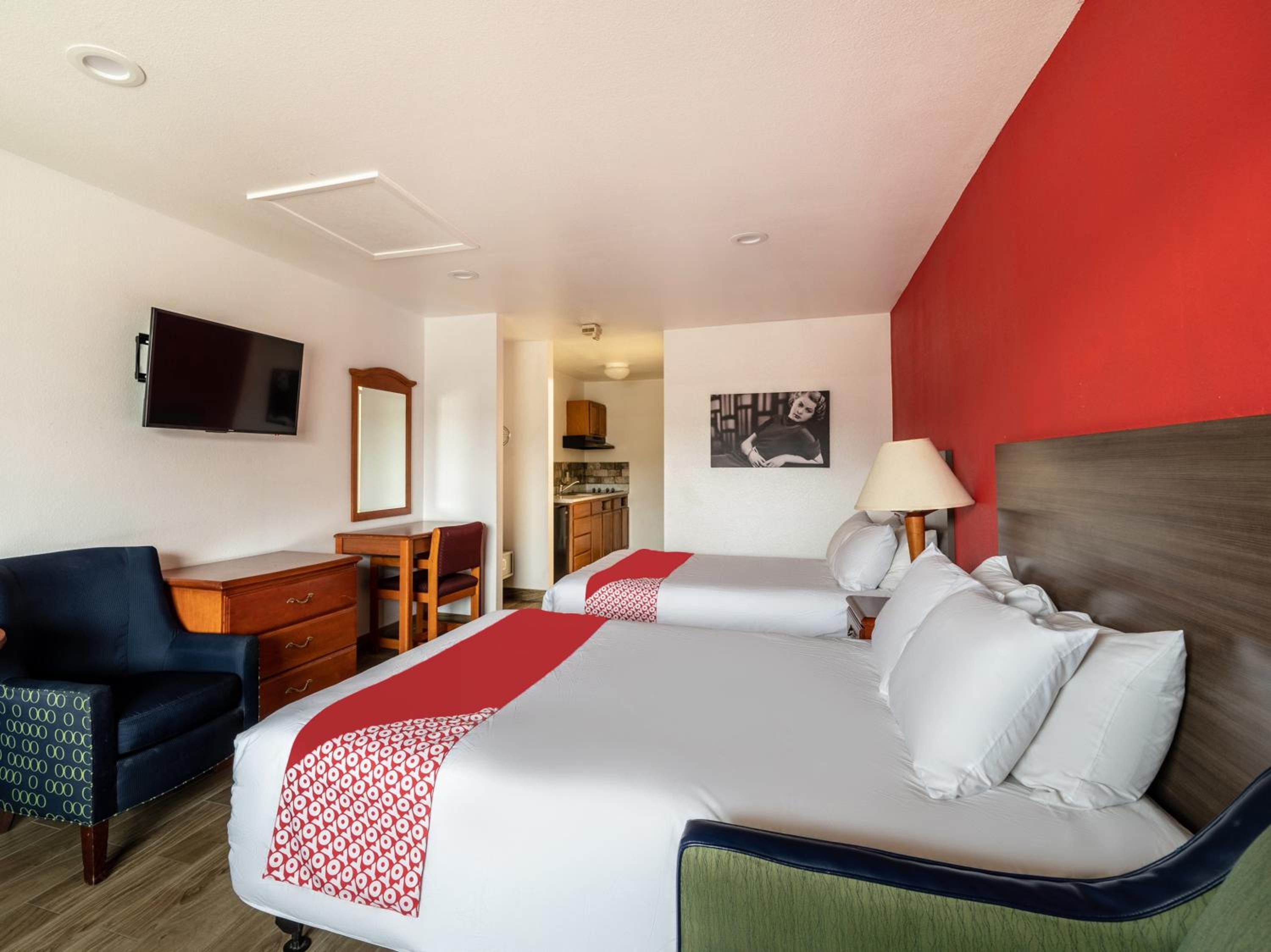 Queen Room with Two Queen Beds - Photo 8