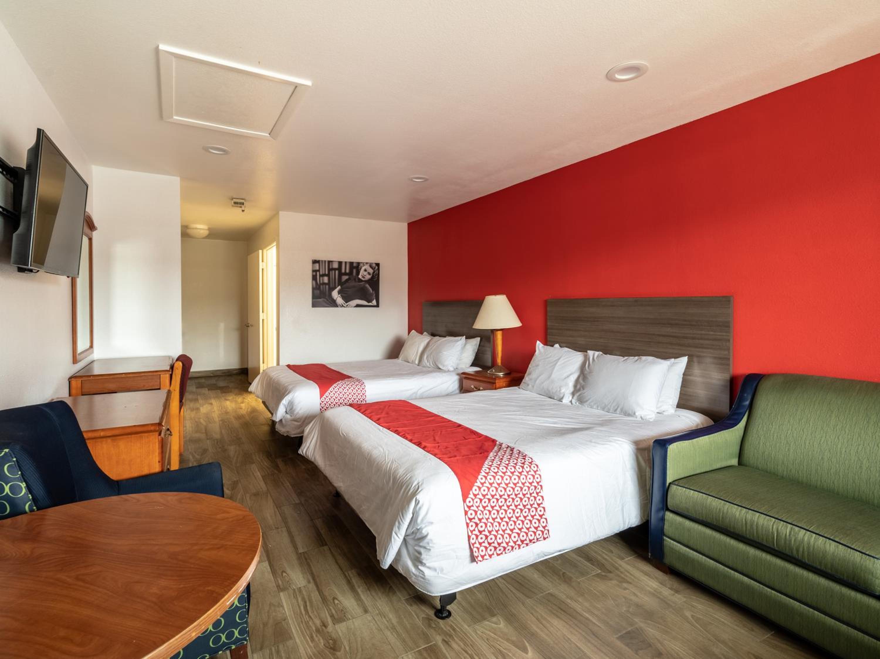 Queen Room with Two Queen Beds - Photo 9