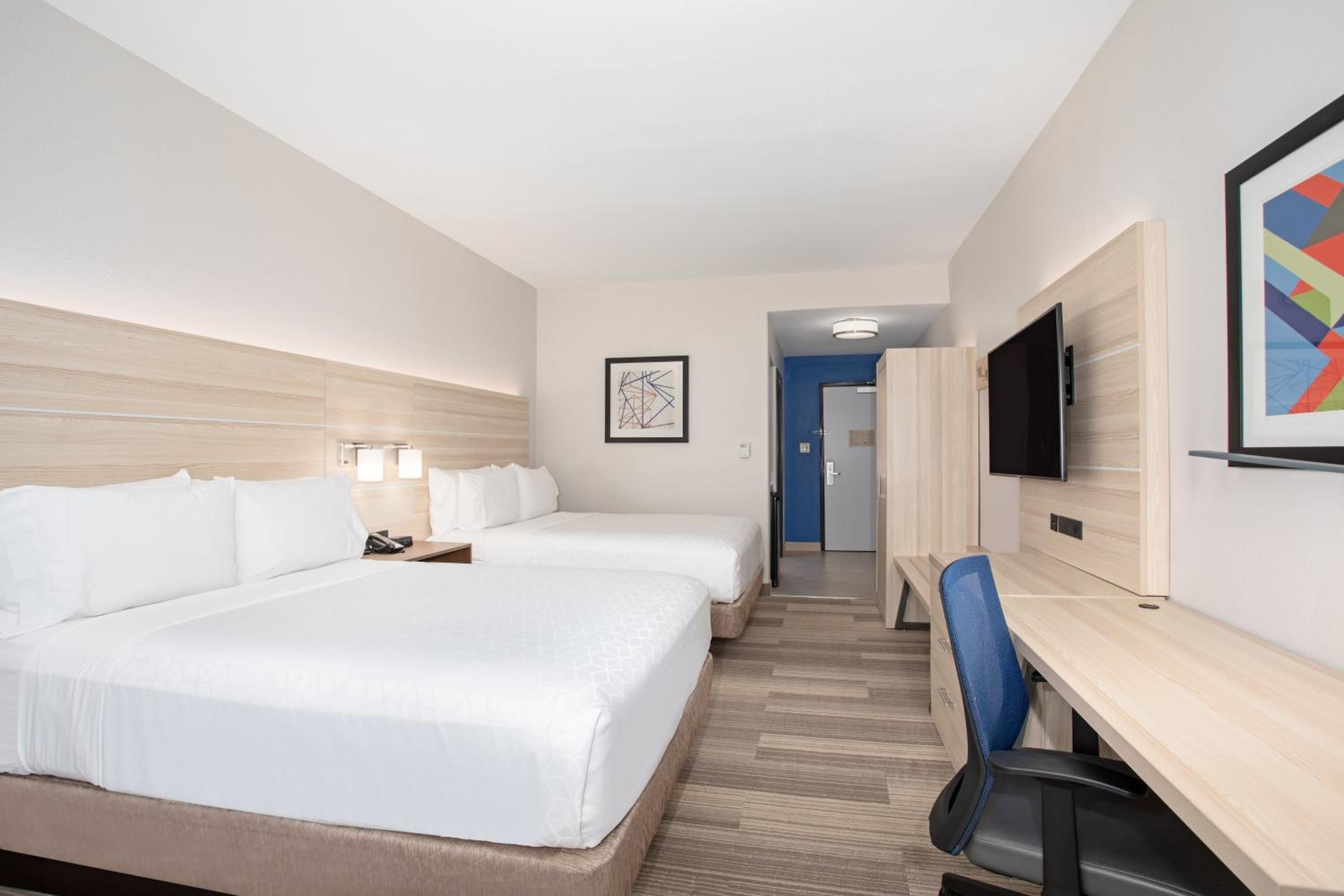 Standard Room with Two Queen Beds - Photo 3