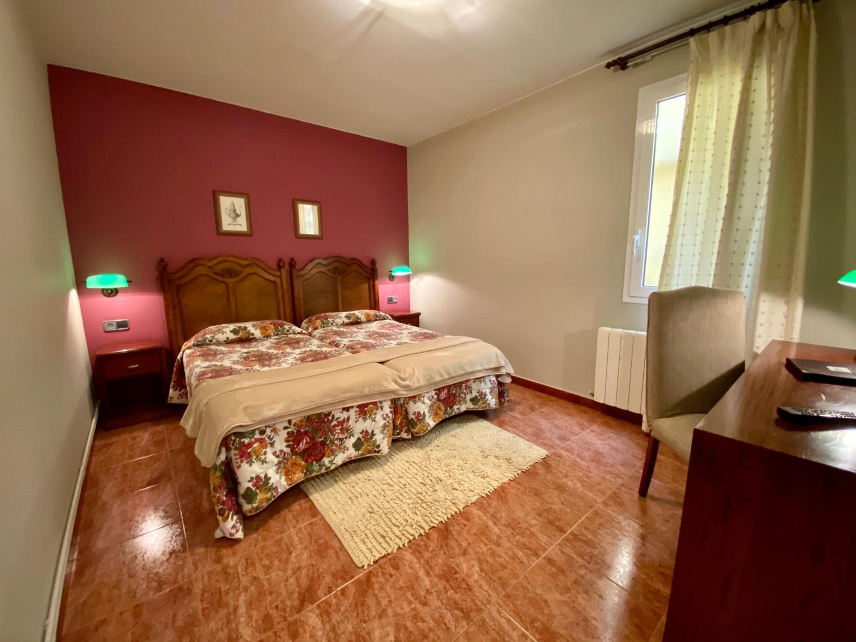 Twin Room with Bathroom - Photo 8