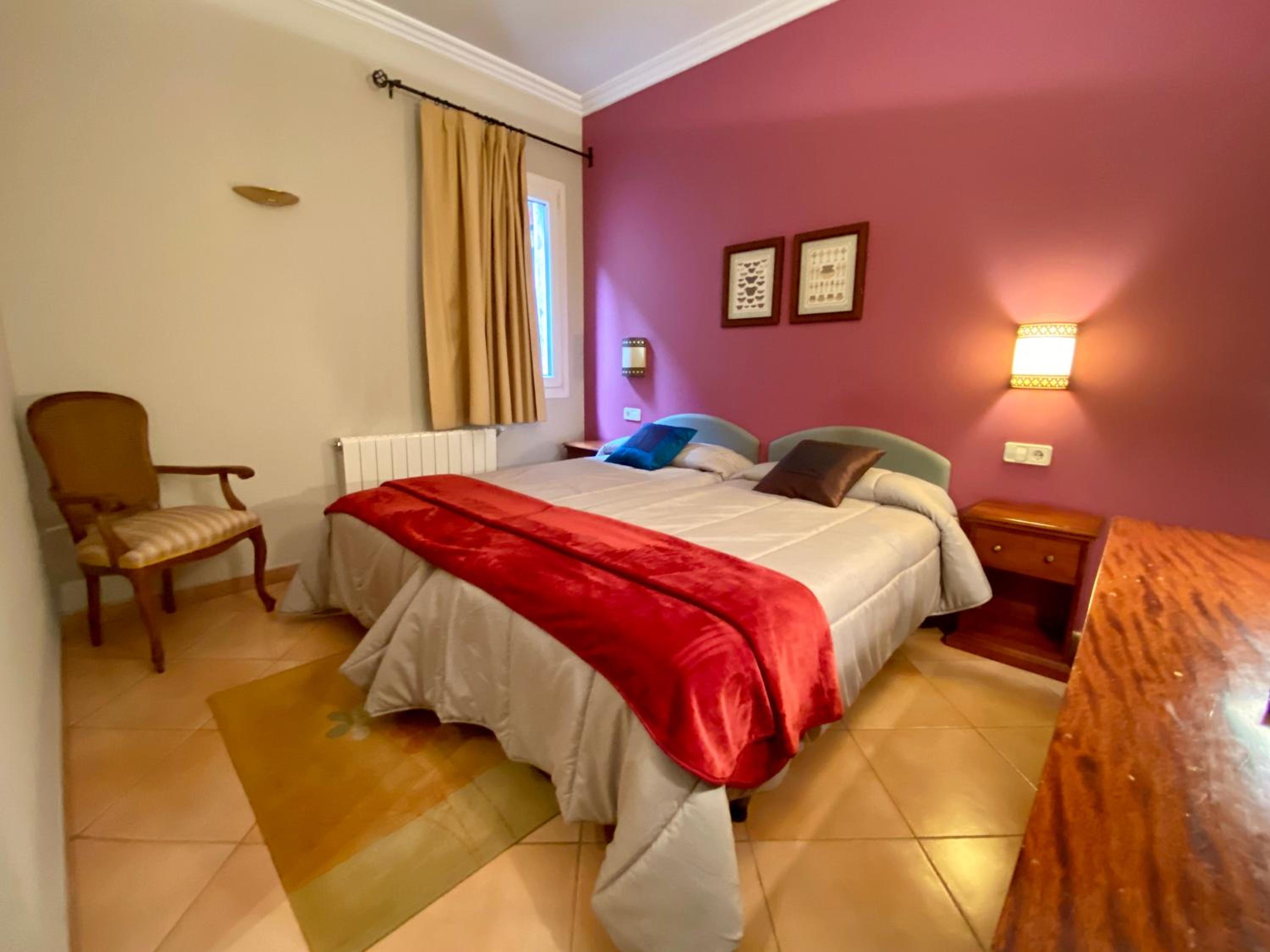 Twin Room with Bathroom - Photo 3