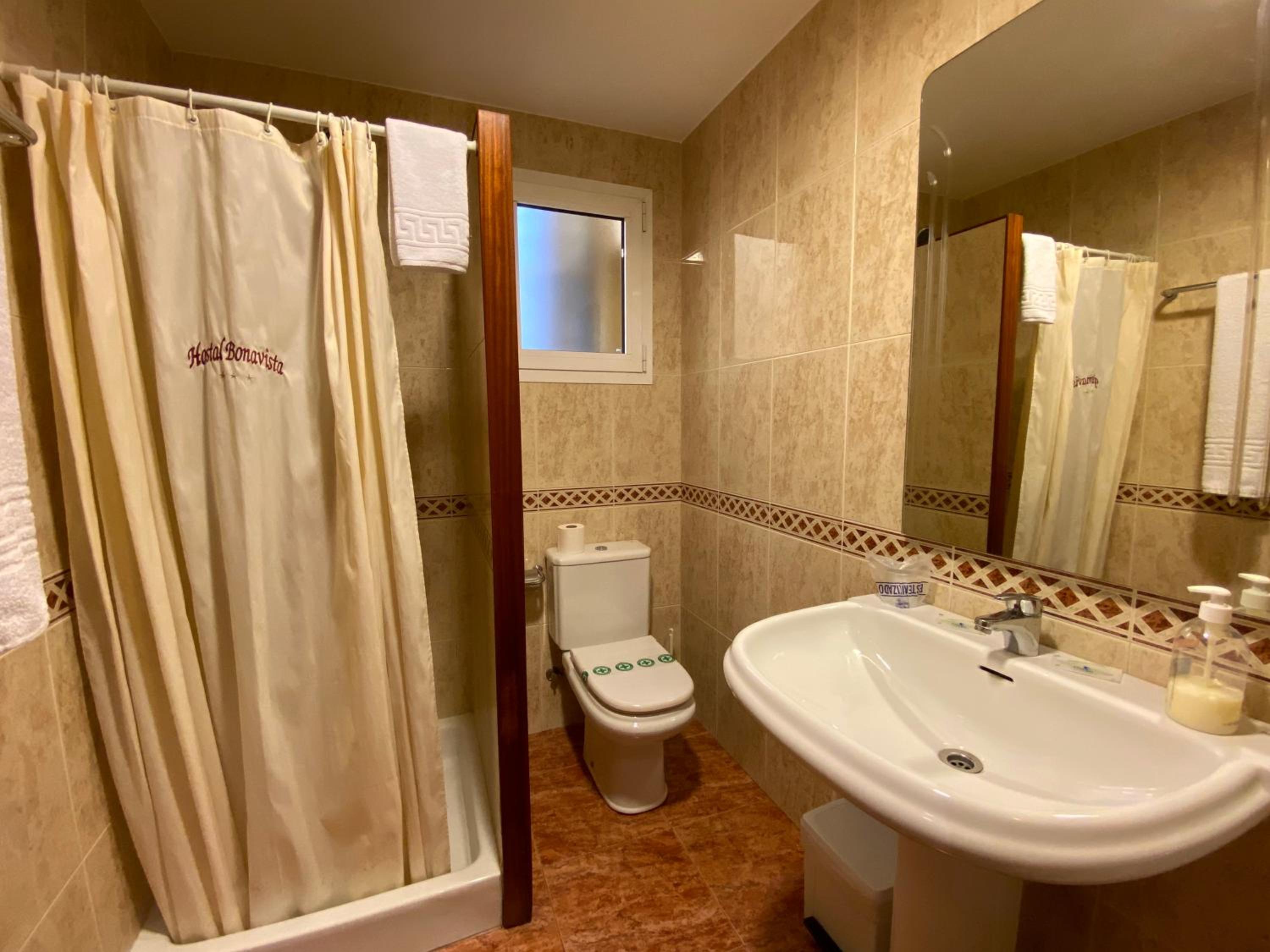 Twin Room with Bathroom - Photo 2