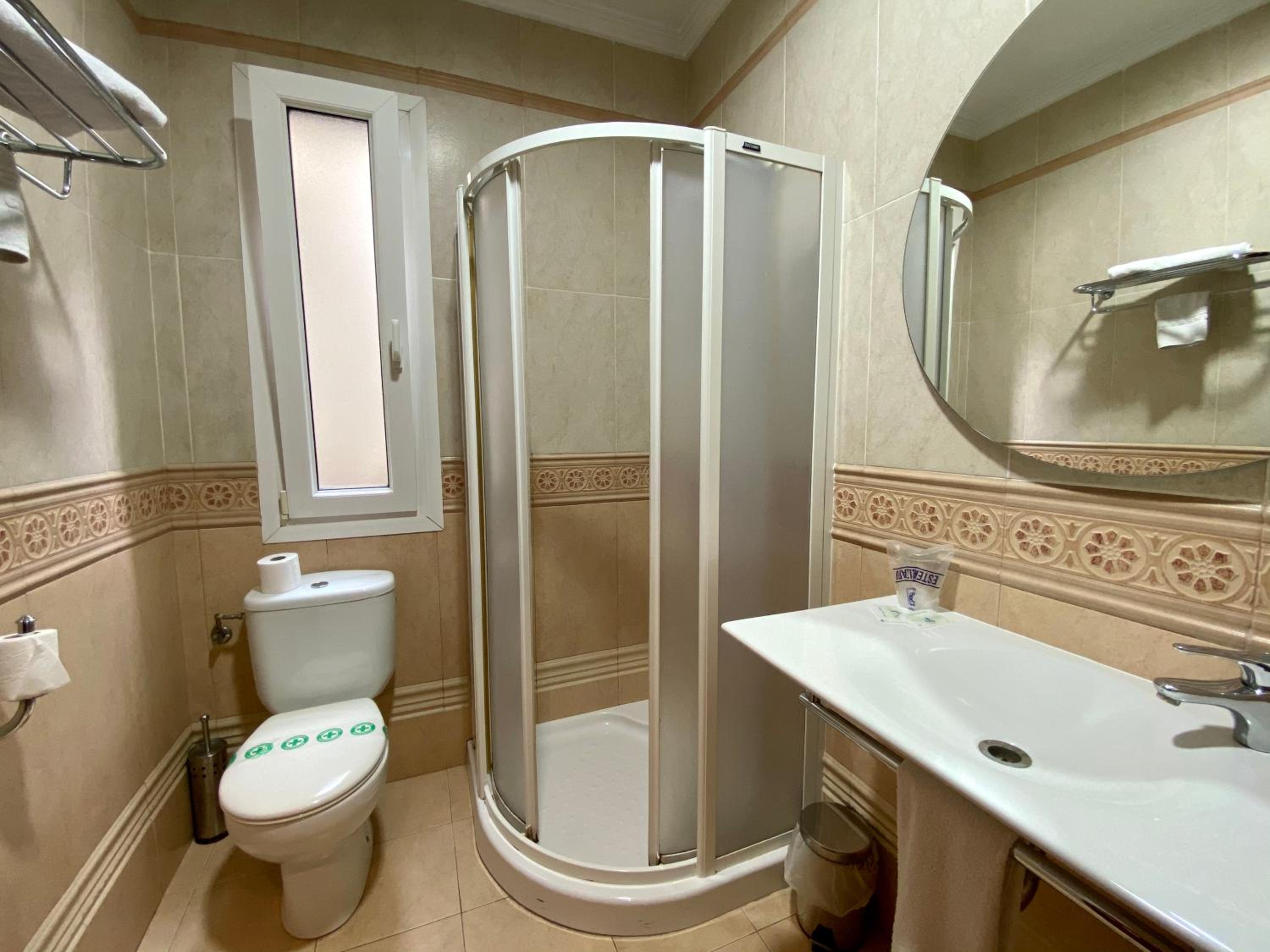 Twin Room with Bathroom - Photo 6