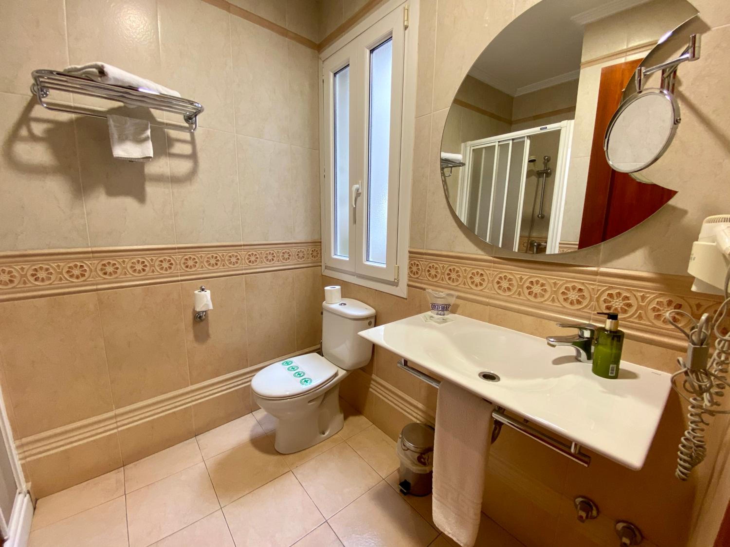 Twin Room with Bathroom - Photo 5