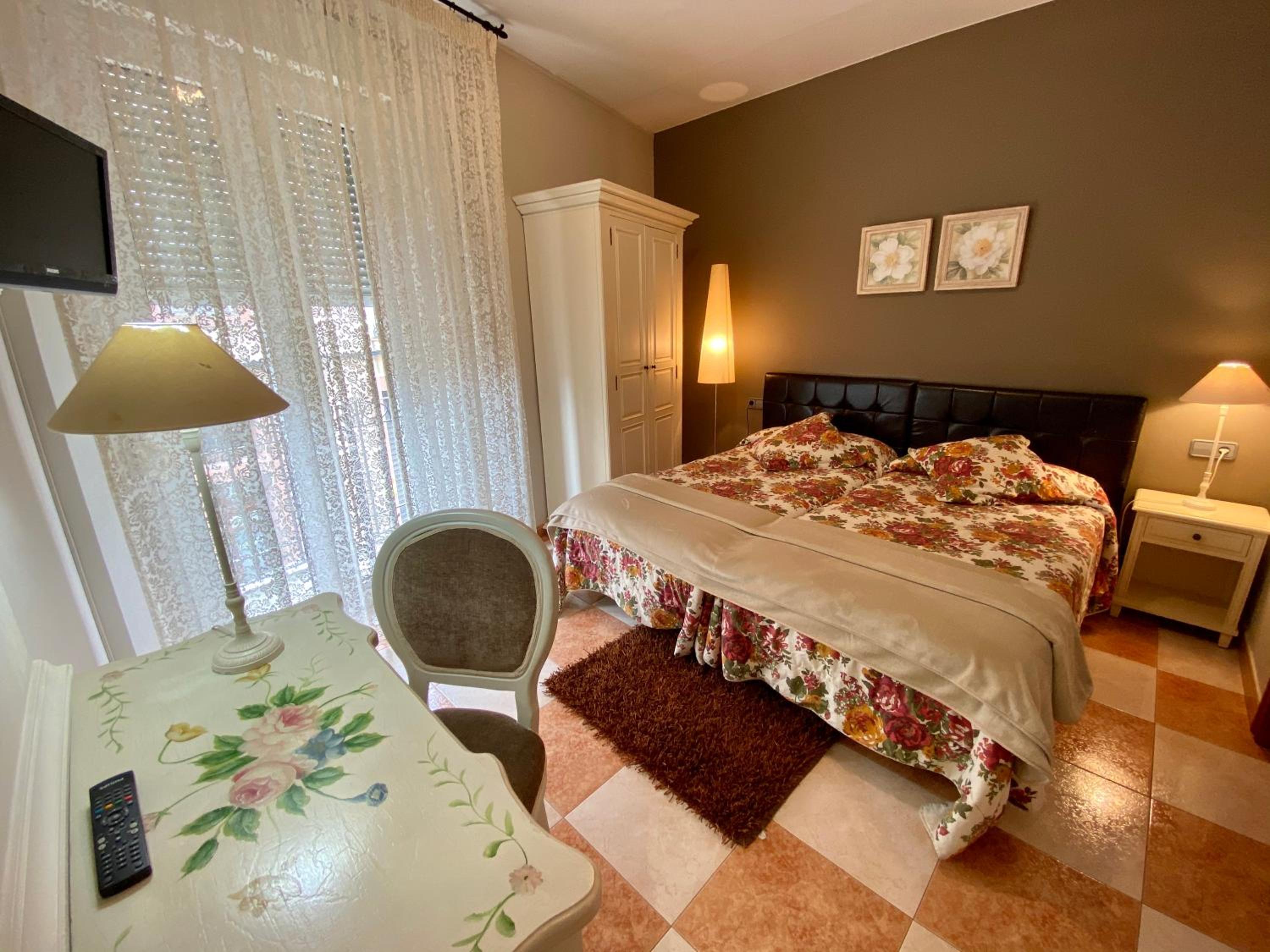 Twin Room with Bathroom - Photo 1