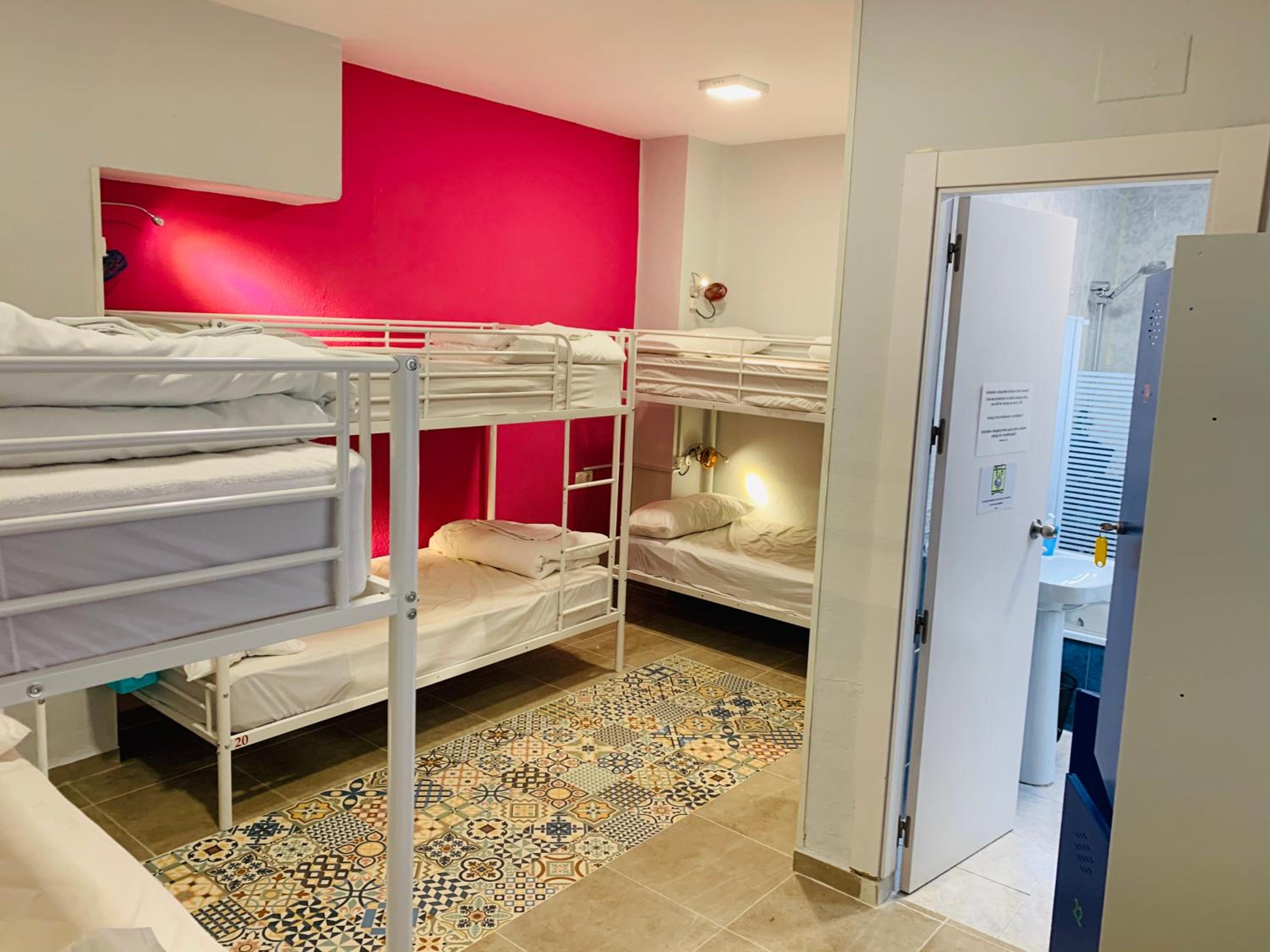 Cama en Dormitorio Femenino de 6 Camas con Baño Privado