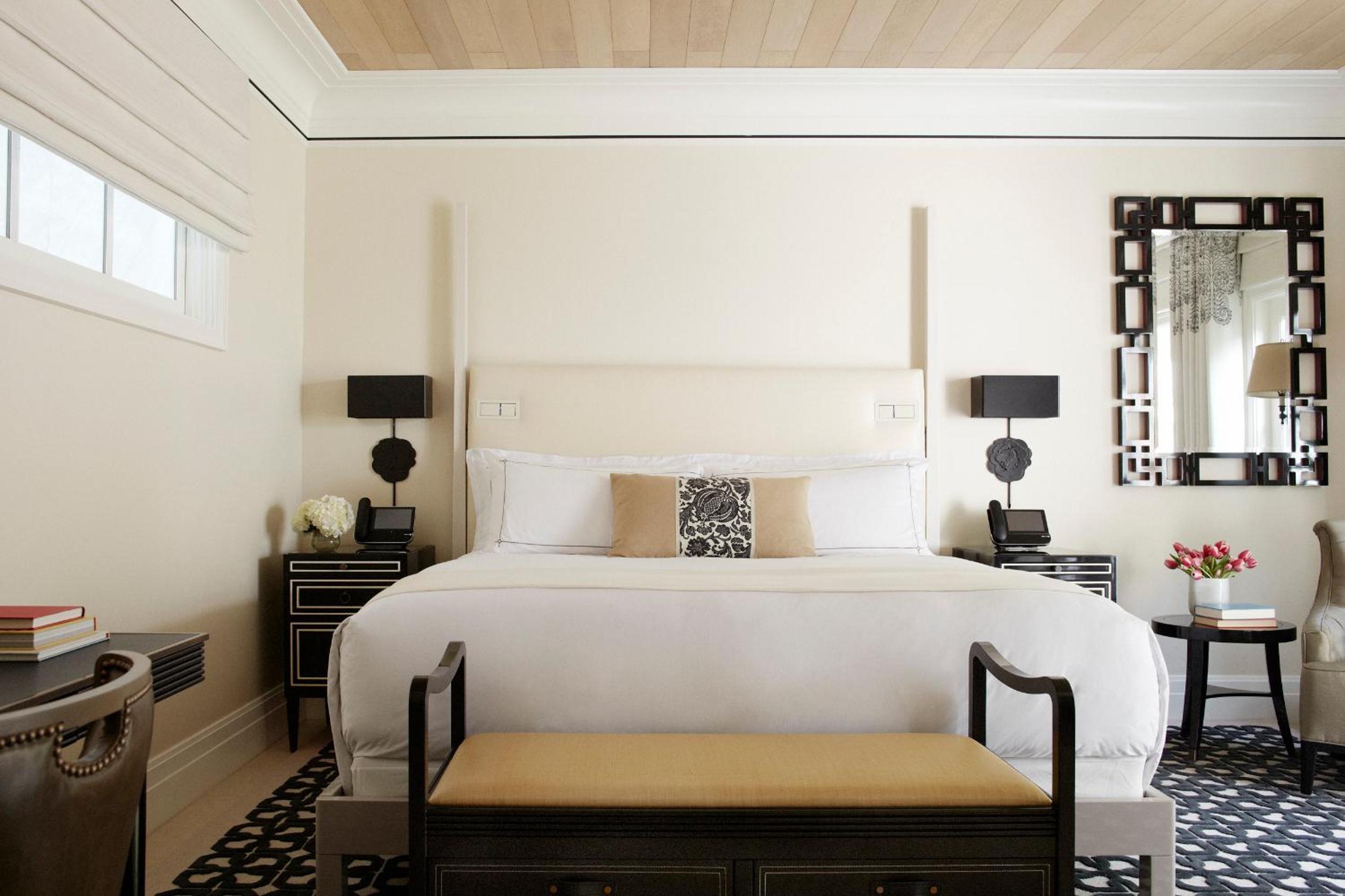 Superior King Room thumbnail 5