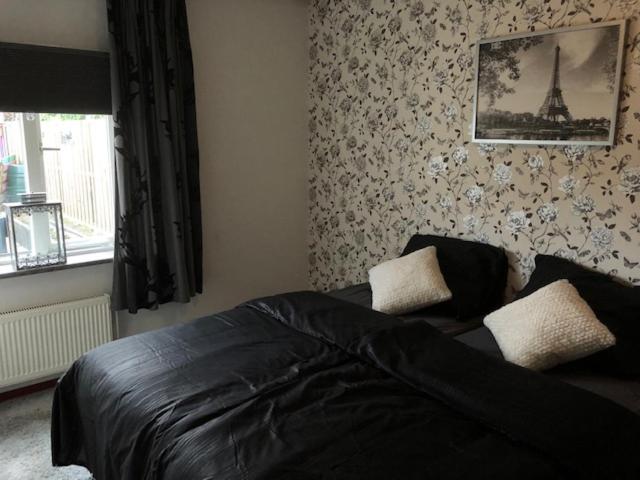 Three-Bedroom House photo 3