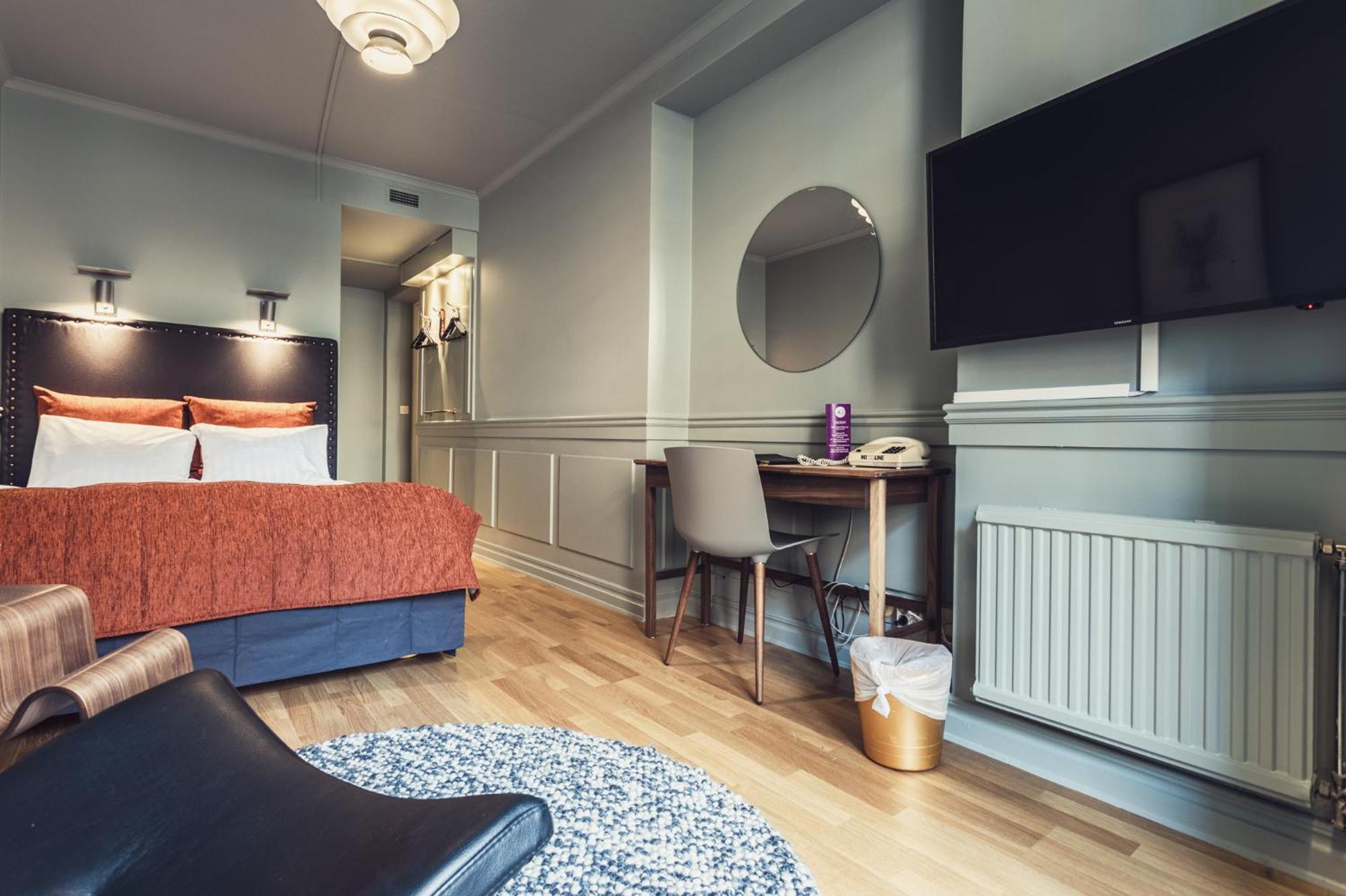 Economy Double Room (55 in bed) - Photo 10