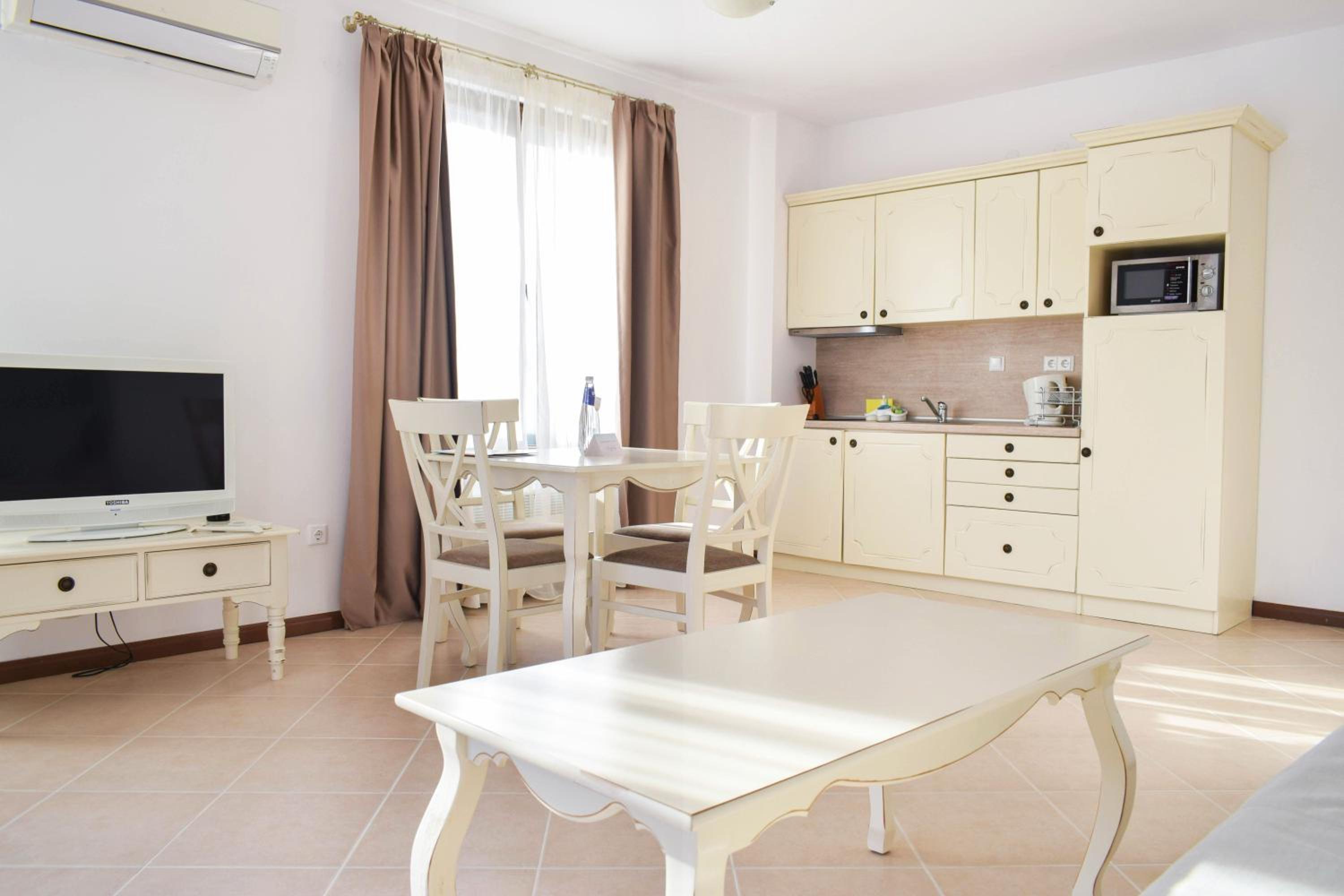 Standard One-Bedroom Apartment with Balcony (3 Adults)  photo 2