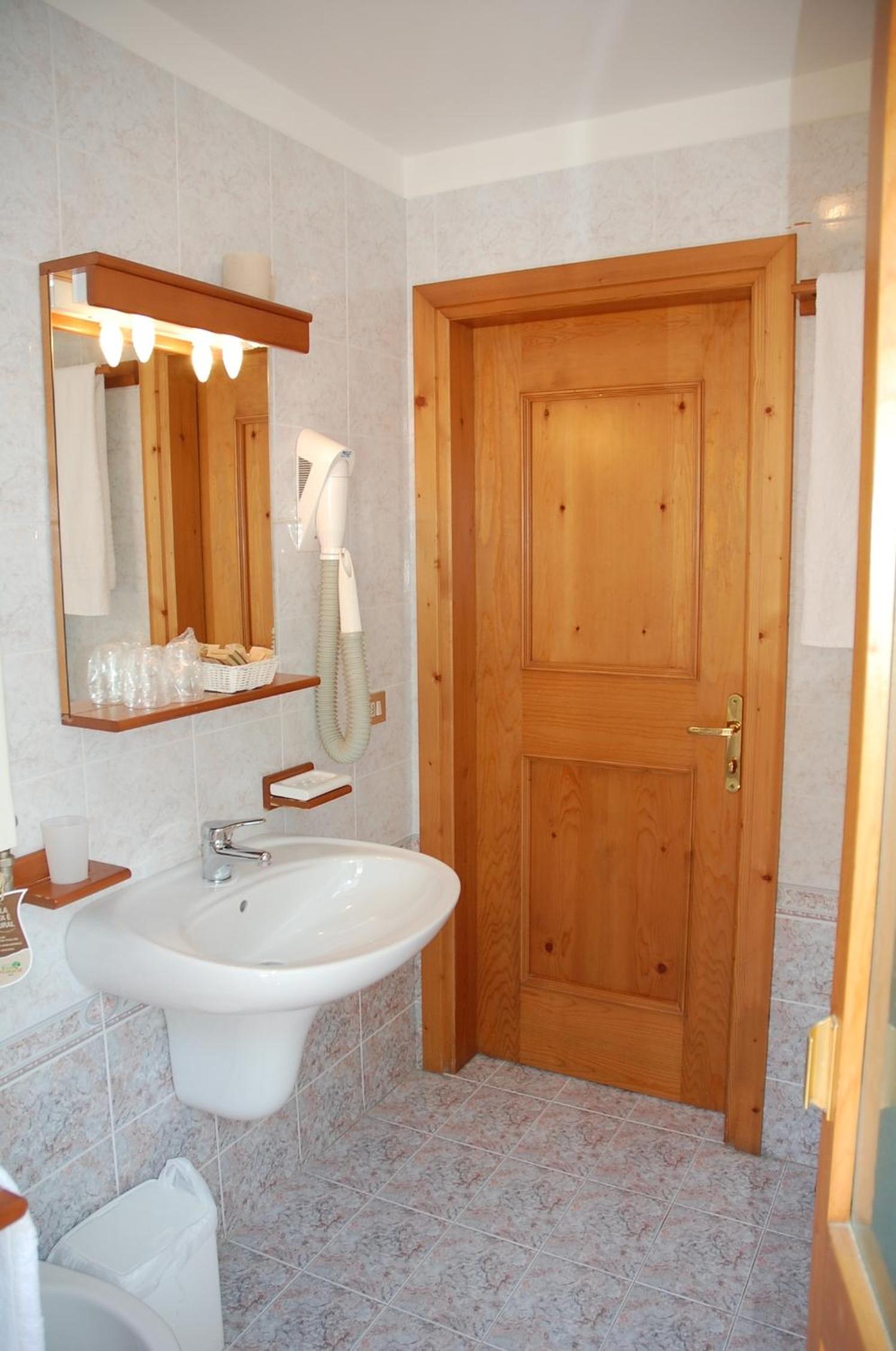 Double or Twin Room - Photo 5