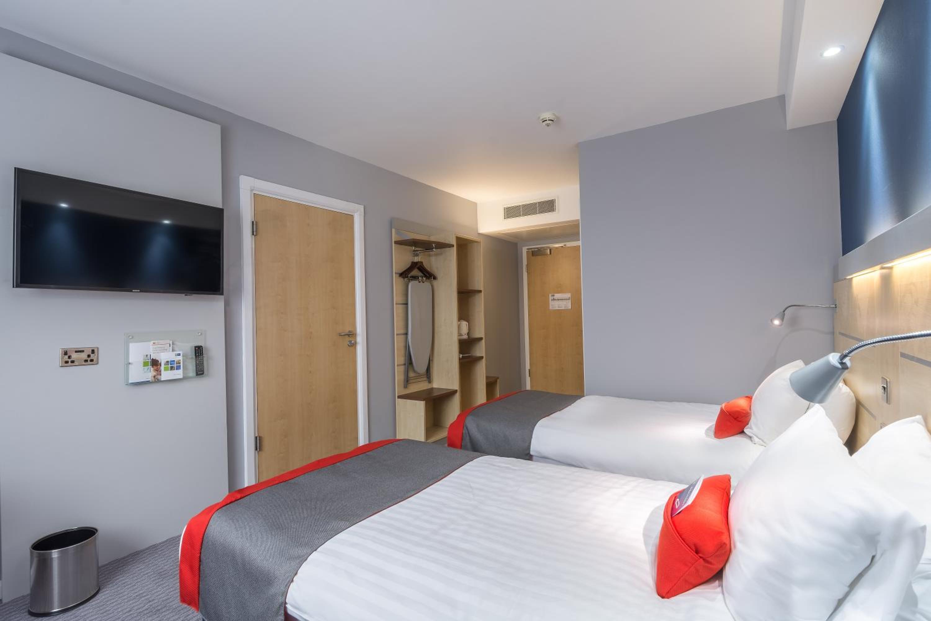 Standard Twin Room with Free Hot Breakfast - Photo 5
