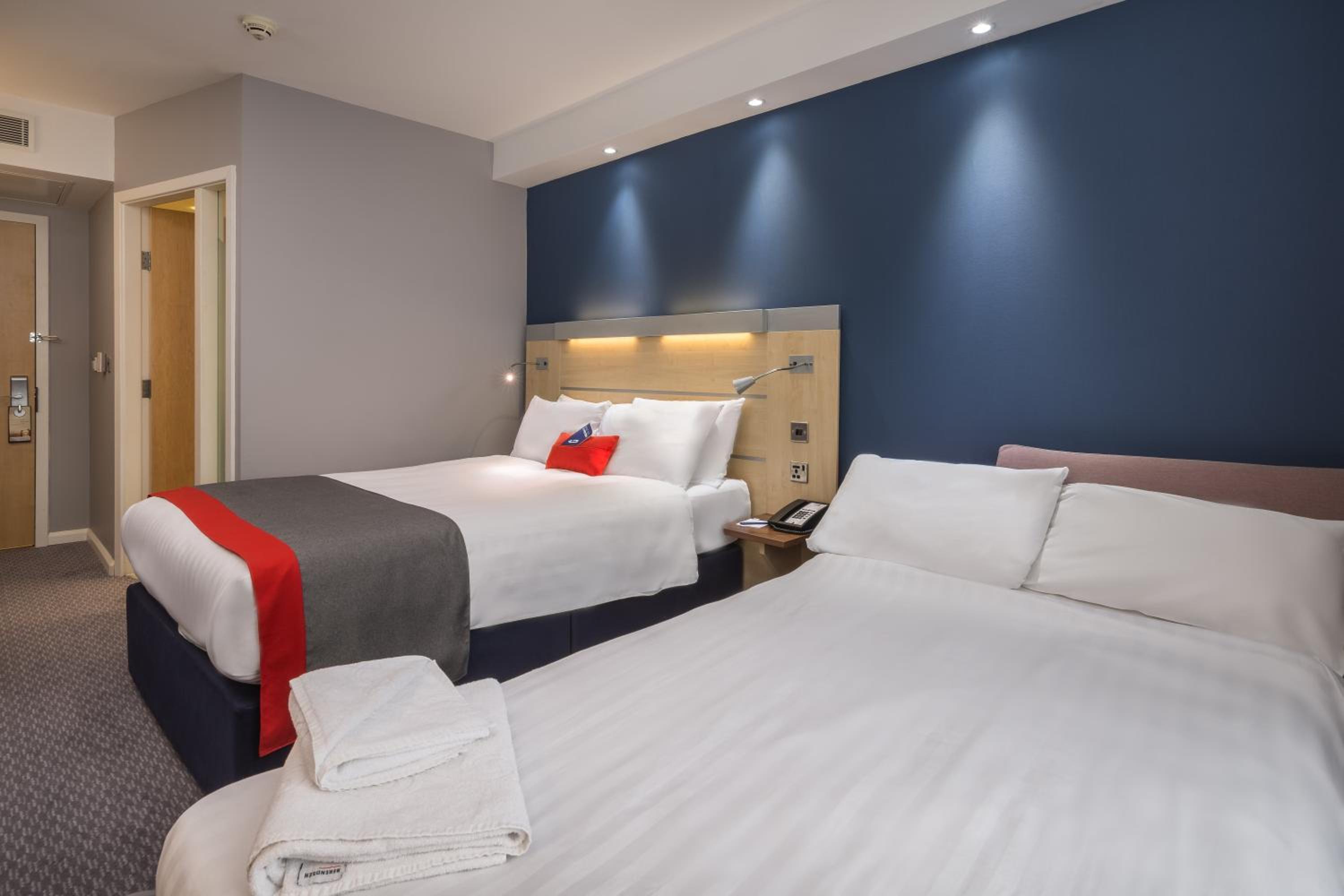 Standard Double Room with Sofa Bed - Free Hot Breakfast - Photo 2