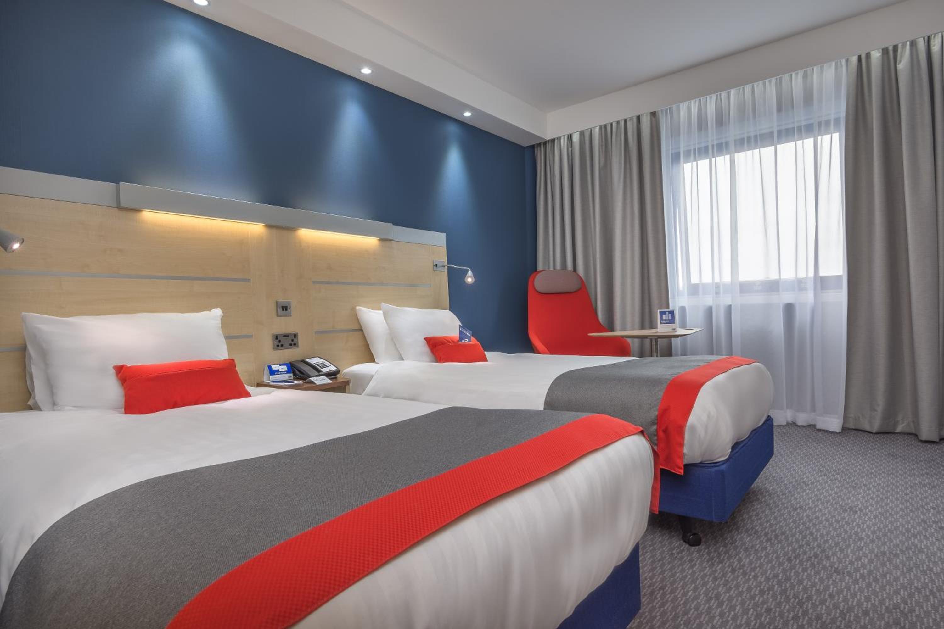 Standard Twin Room with Free Hot Breakfast - Photo 10