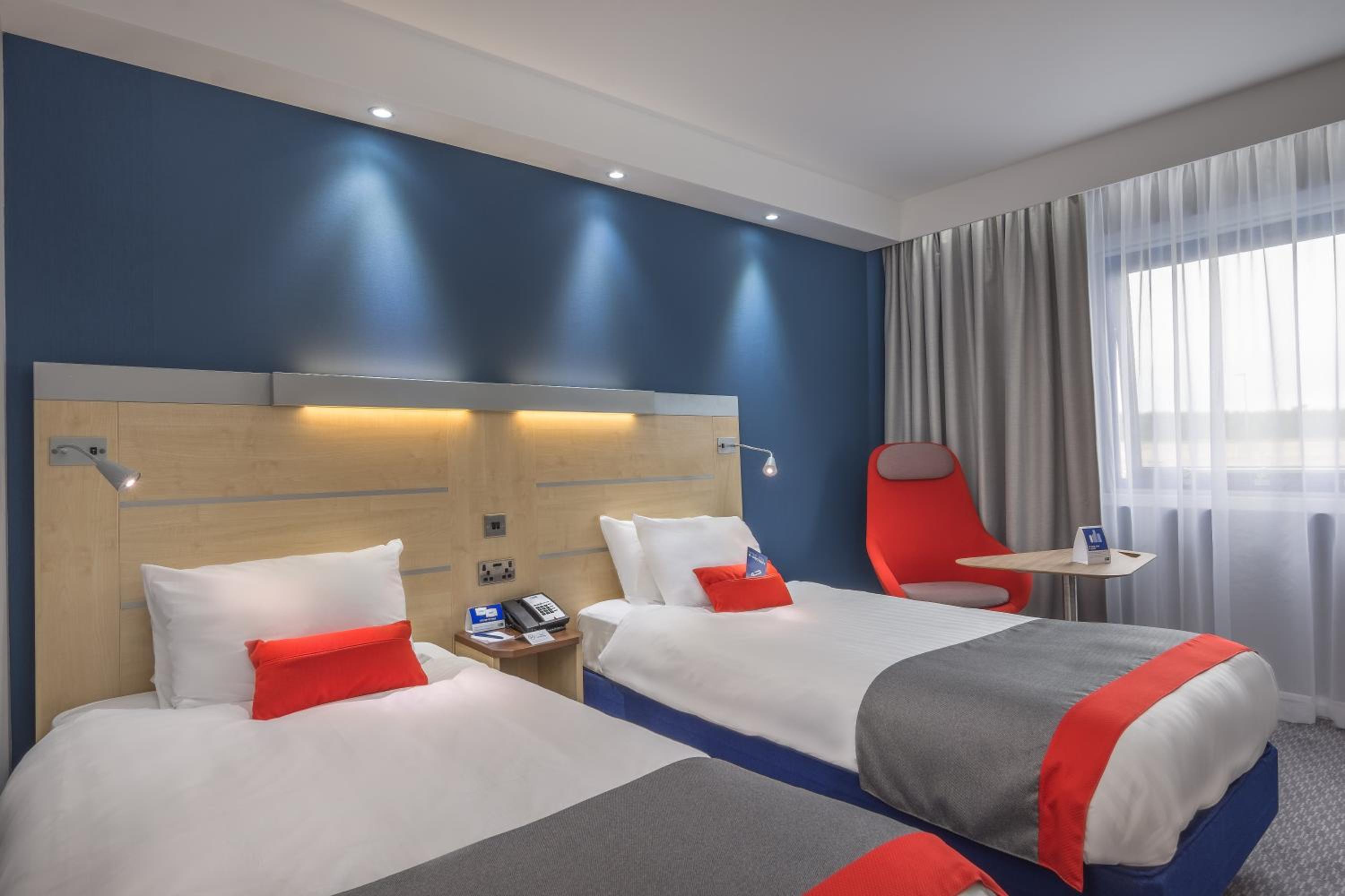 Standard Twin Room with Free Hot Breakfast - Photo 7