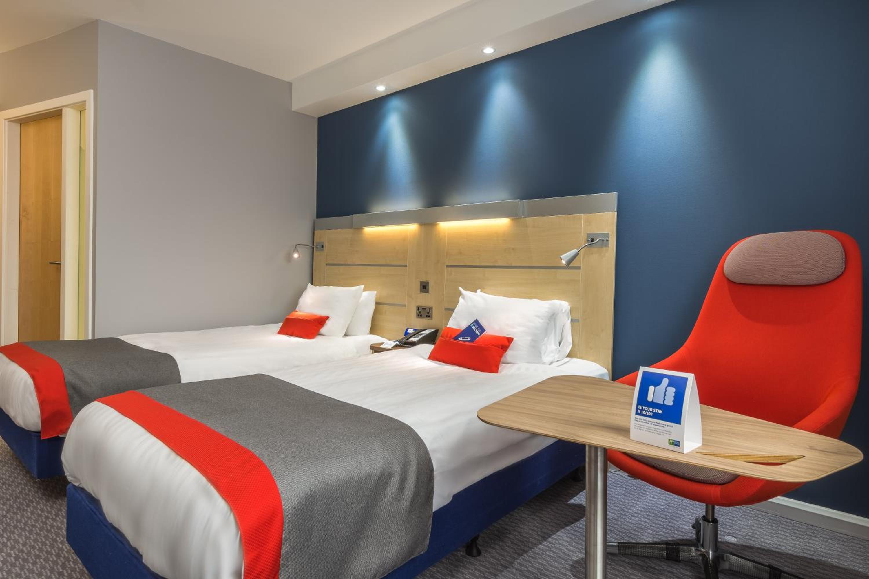 Standard Twin Room with Free Hot Breakfast - Photo 6