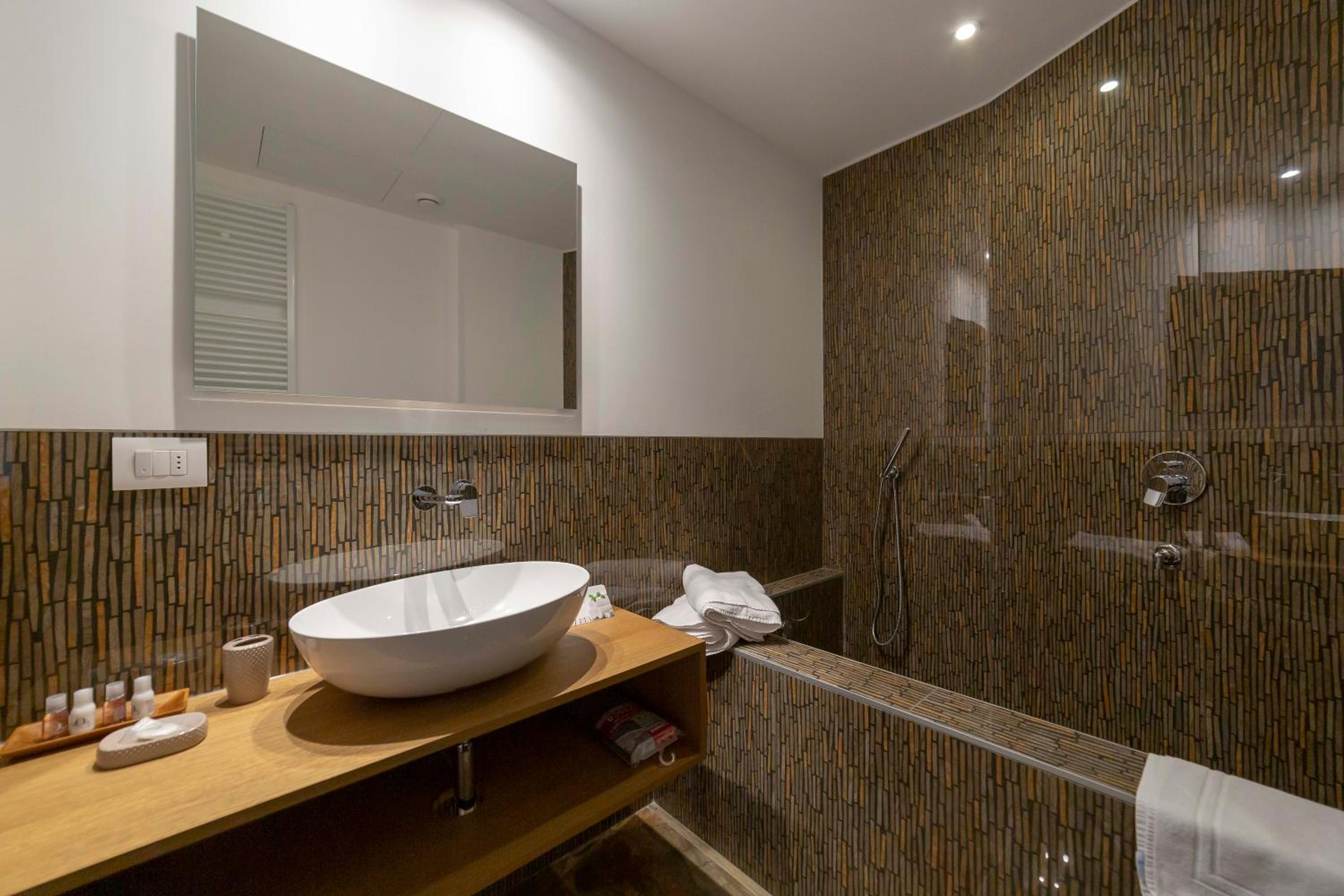 Suite with Lake View - Photo 5