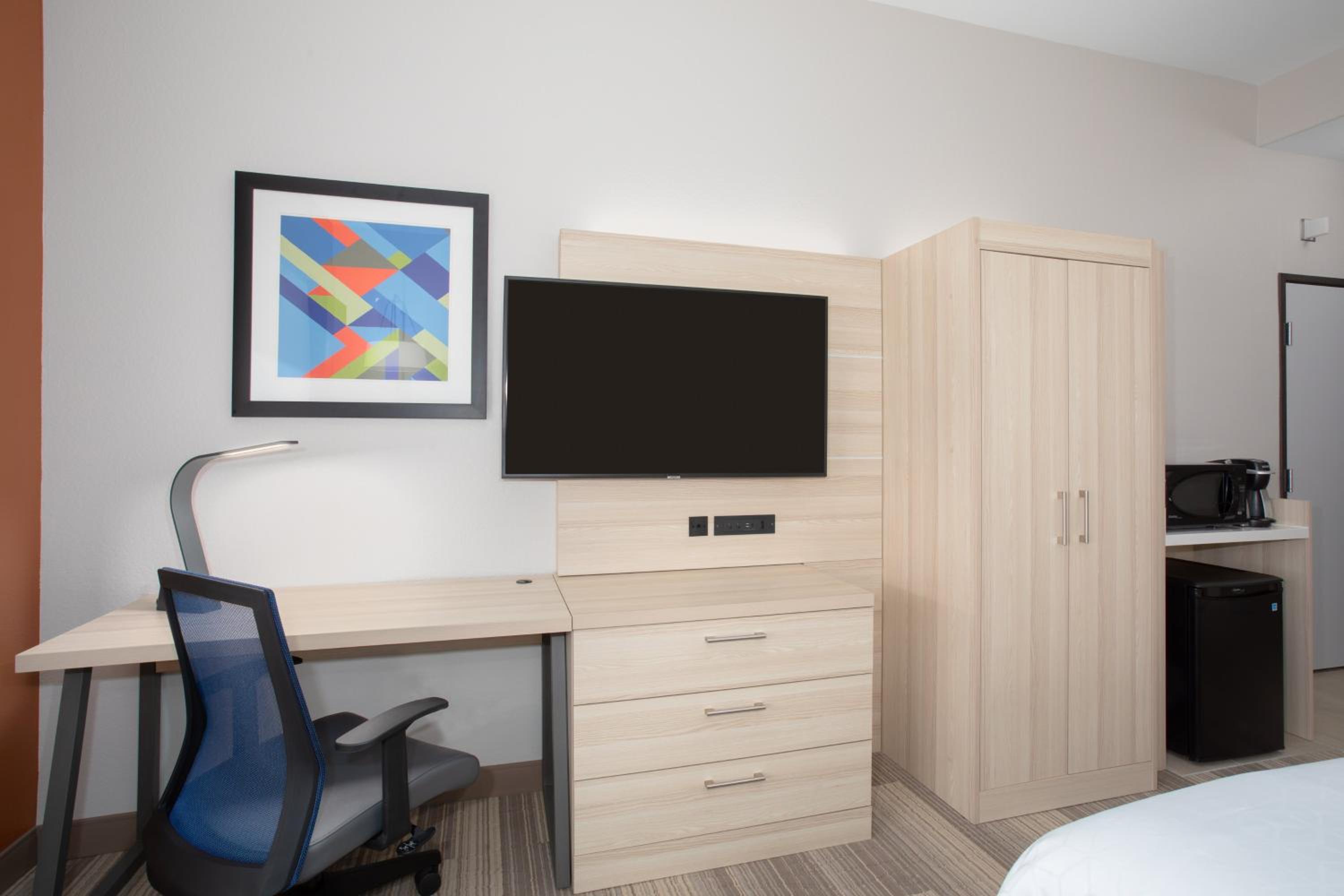 King Room - Mobility Access/Hearing Accessible - Photo 3