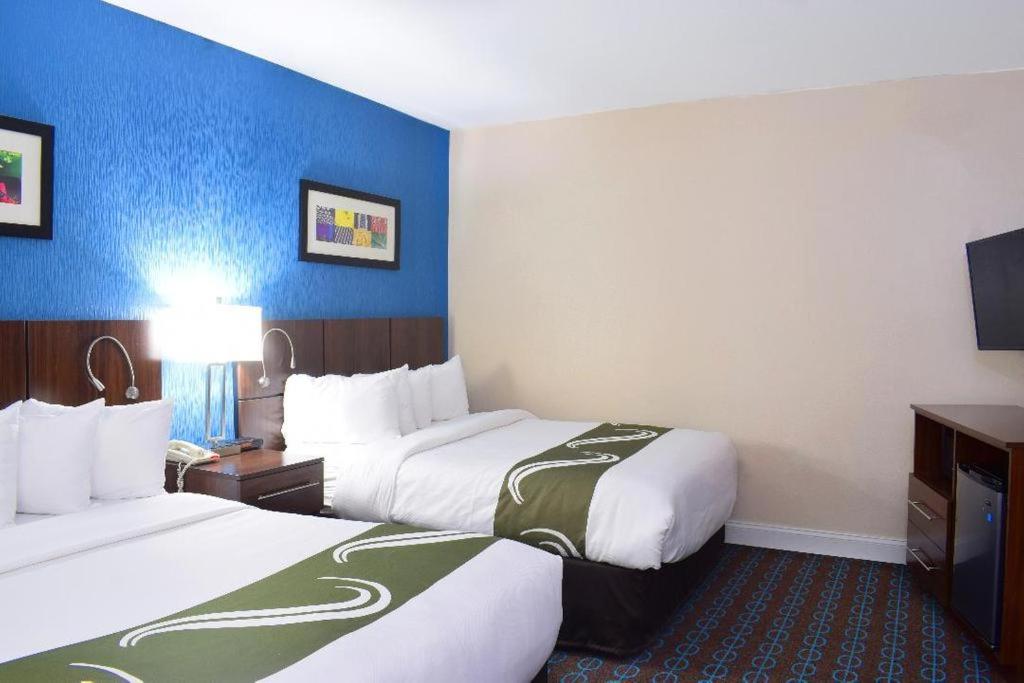 Queen Room with Two Queen Beds - Non-Smoking photo 2