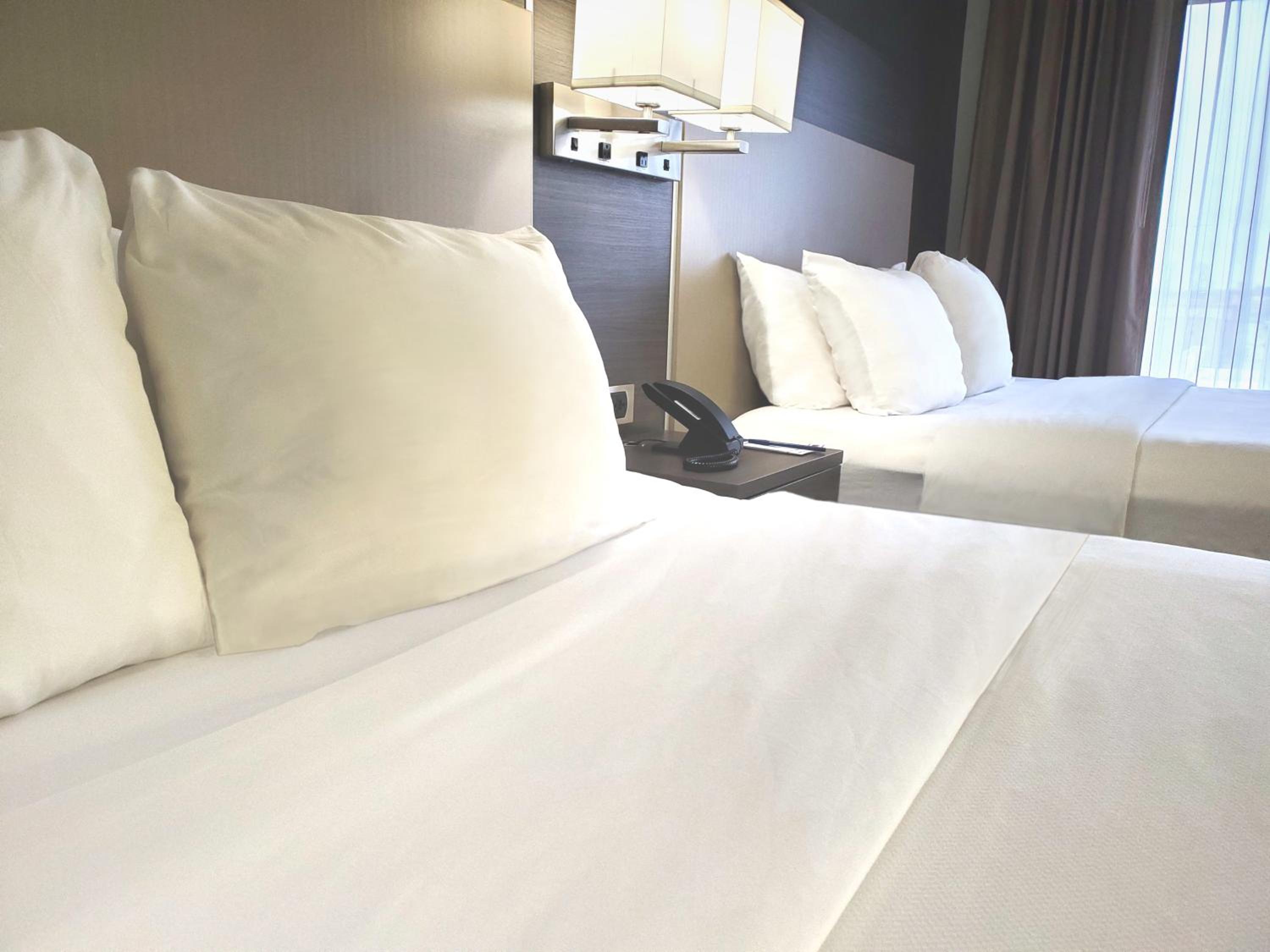 Queen Suite with Two Queen Beds - Non-Smoking - Photo 11