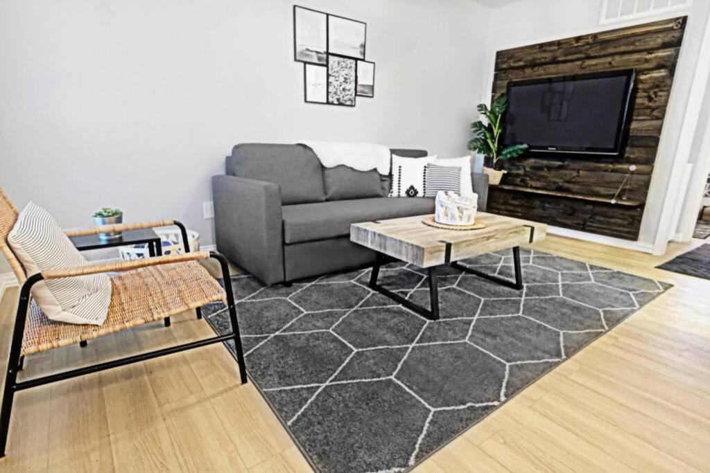 One-Bedroom Apartment - Photo 1