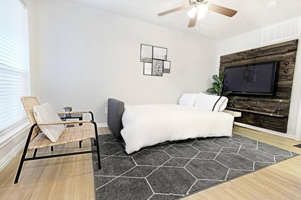 One-Bedroom Apartment - Photo 23