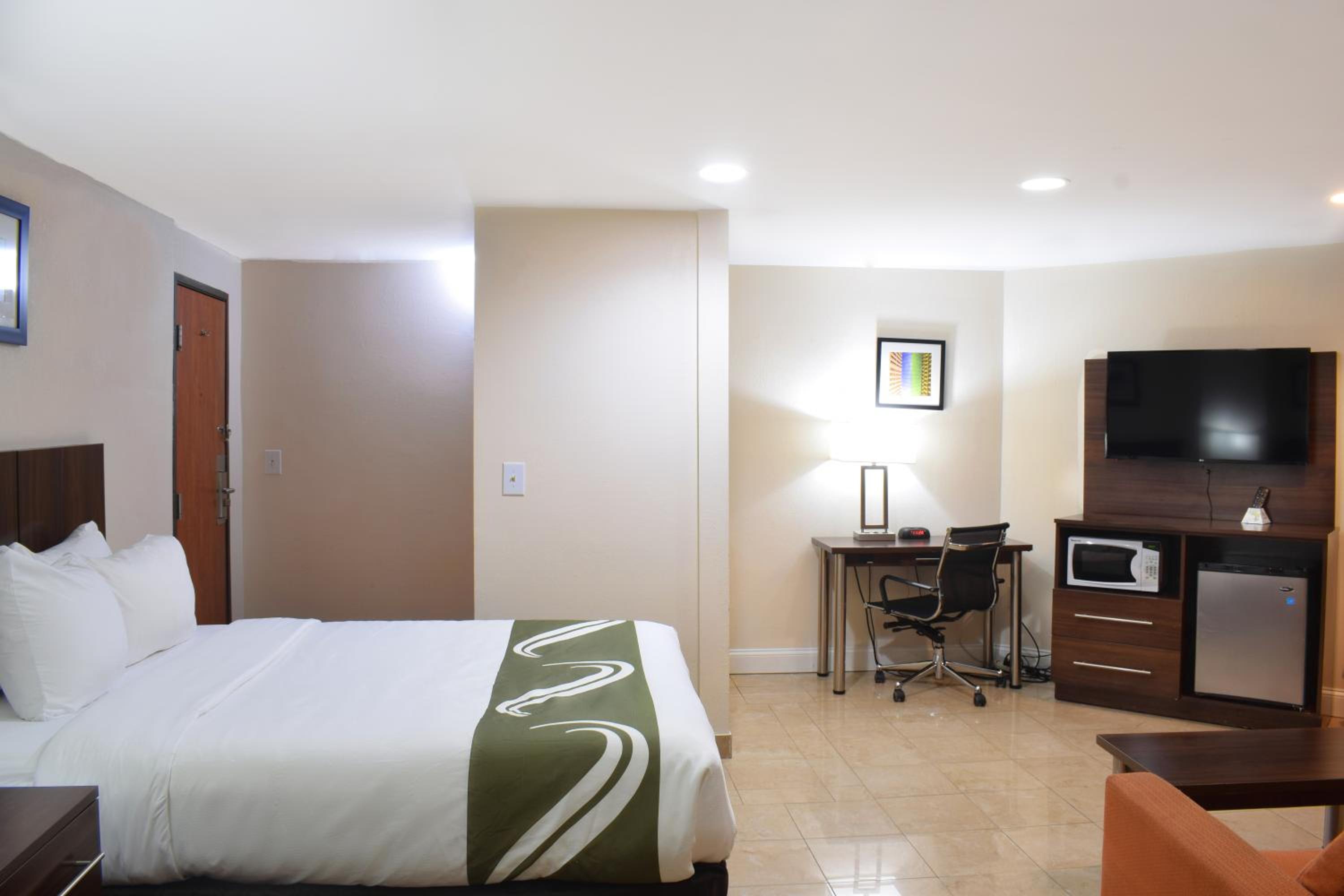 Queen Room - Non-Smoking photo 1