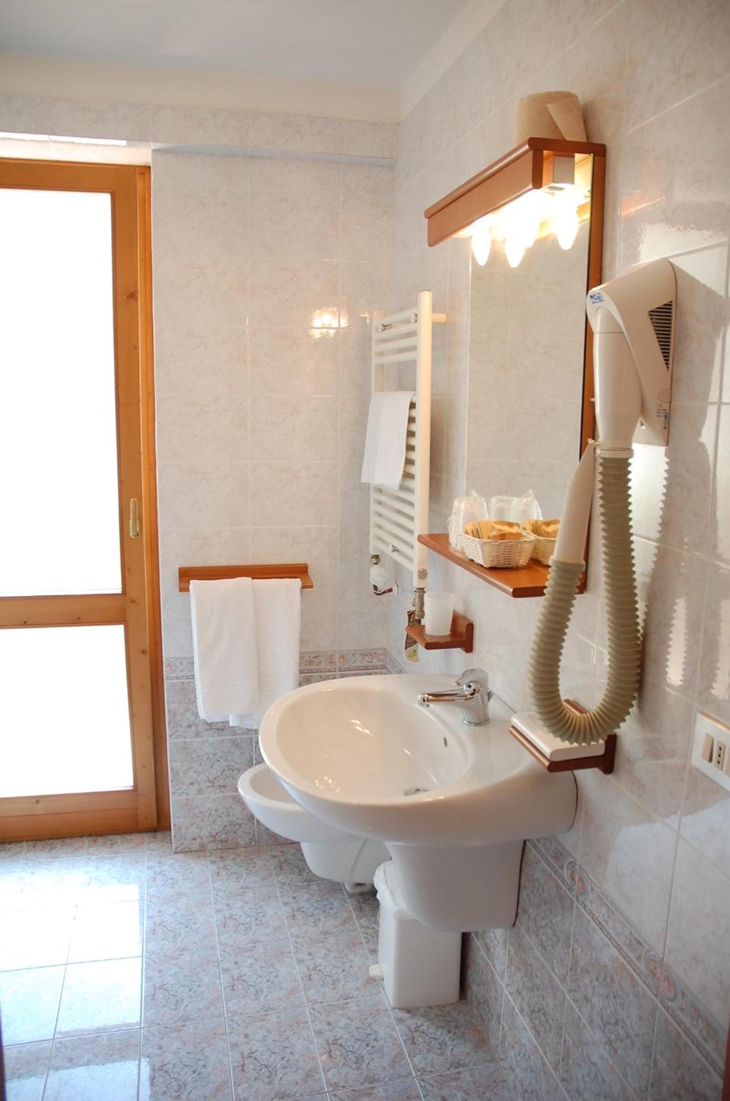 Double or Twin Room - Photo 6