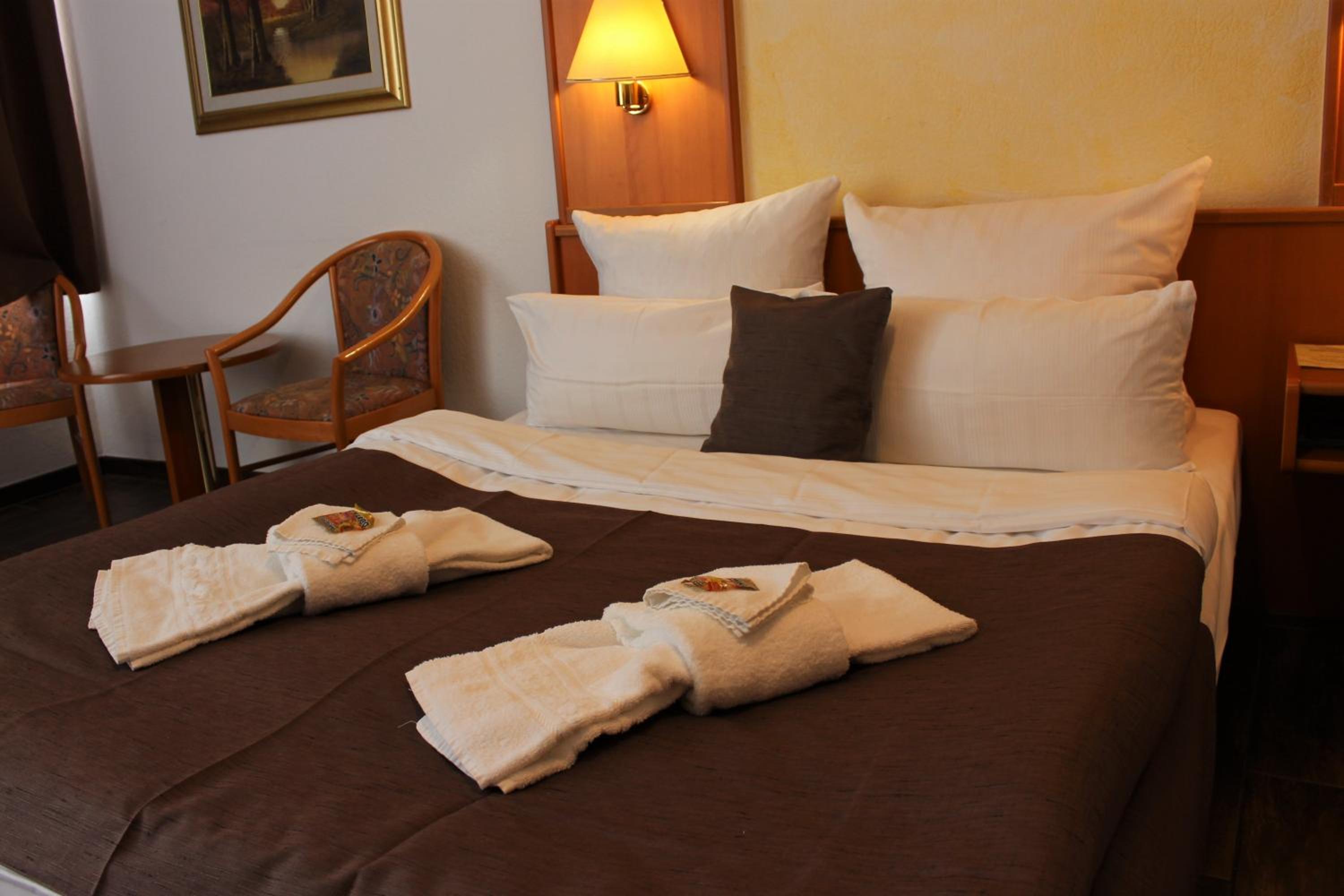 Queen Room with Two Queen Beds - Photo 5