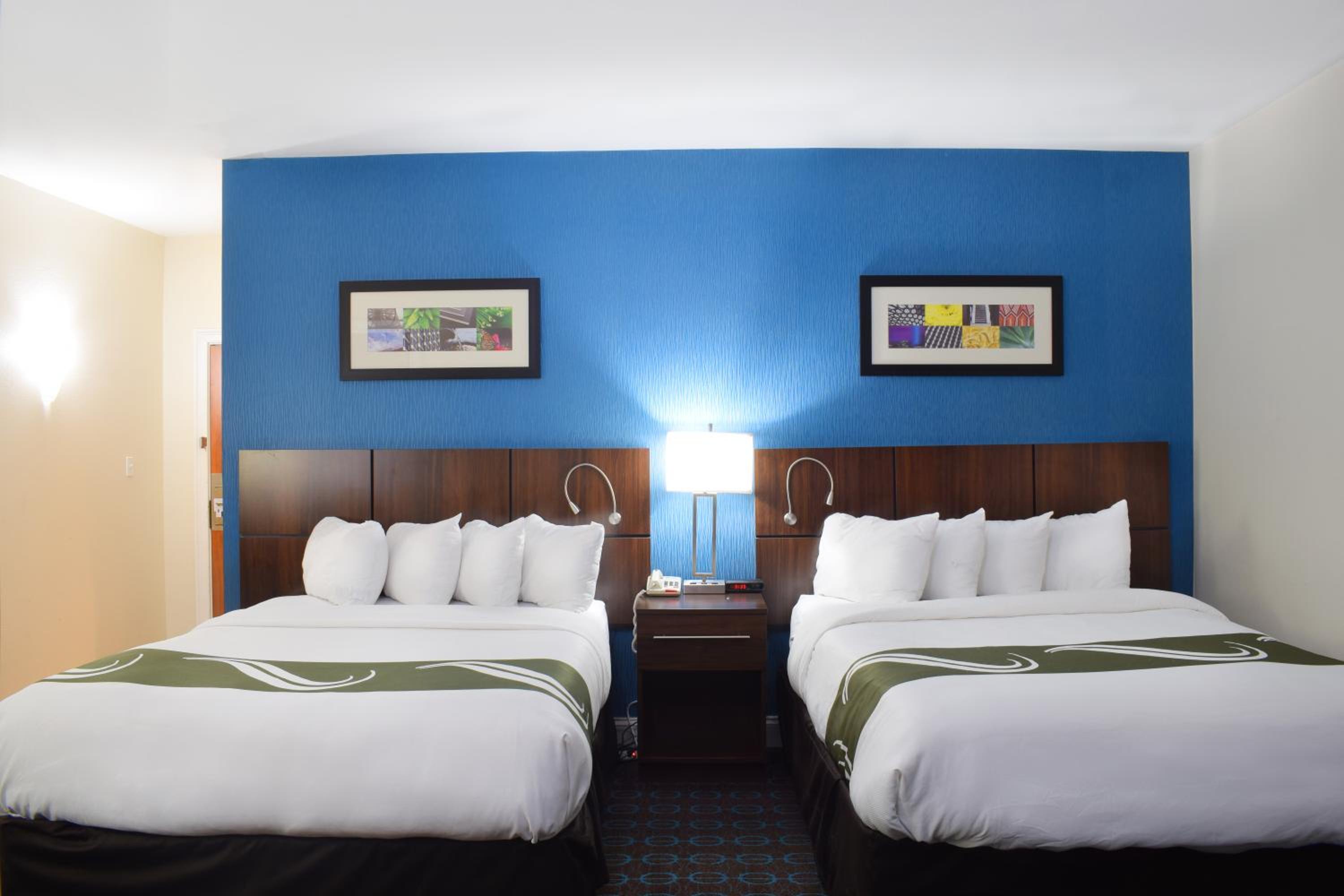 Queen Room with Two Queen Beds - Non-Smoking photo 3