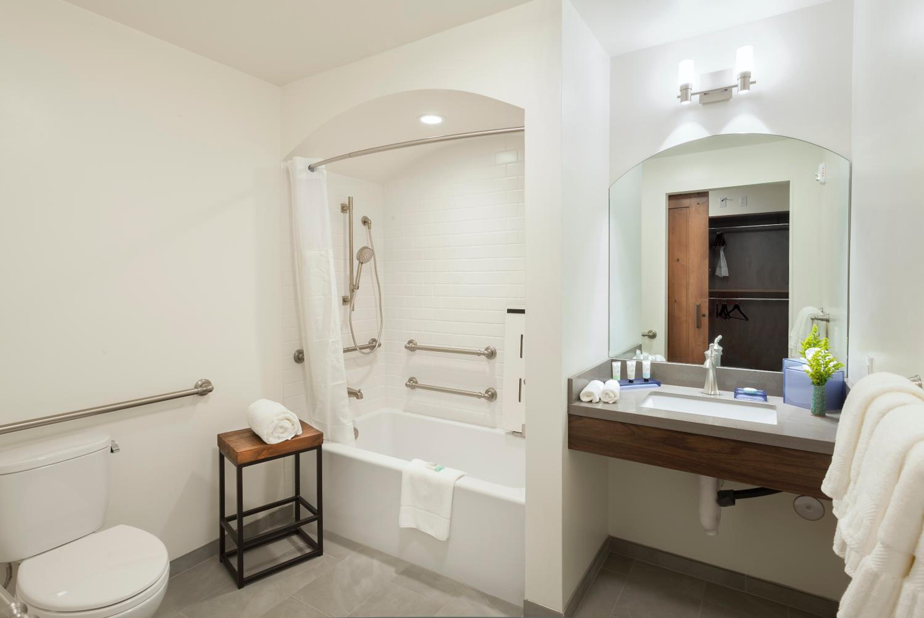 Room with 1 King Bed, Bathtub, Balcony - Accessible - Photo 2