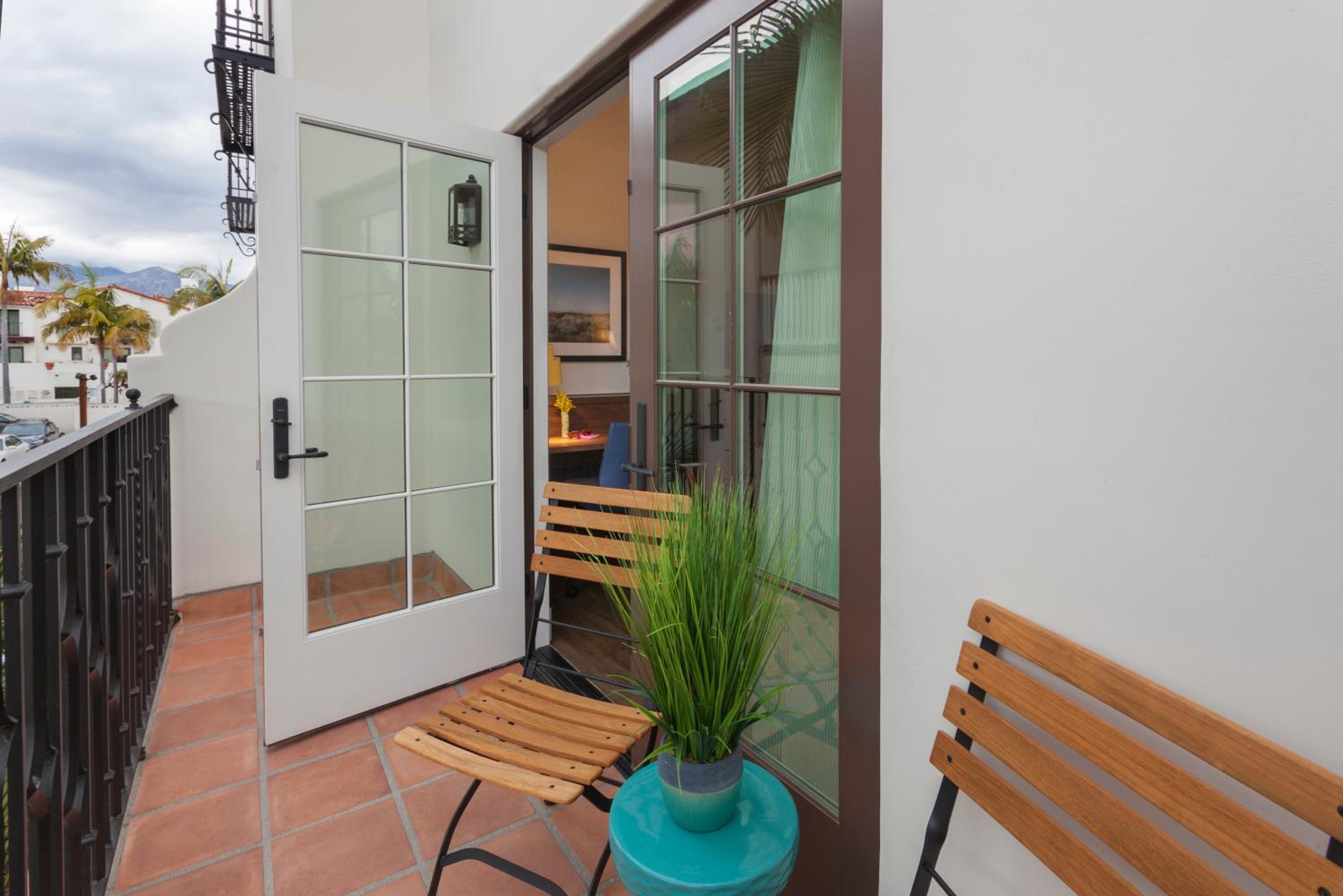 Room with 1 King Bed, Bathtub, Balcony - Accessible - Photo 3