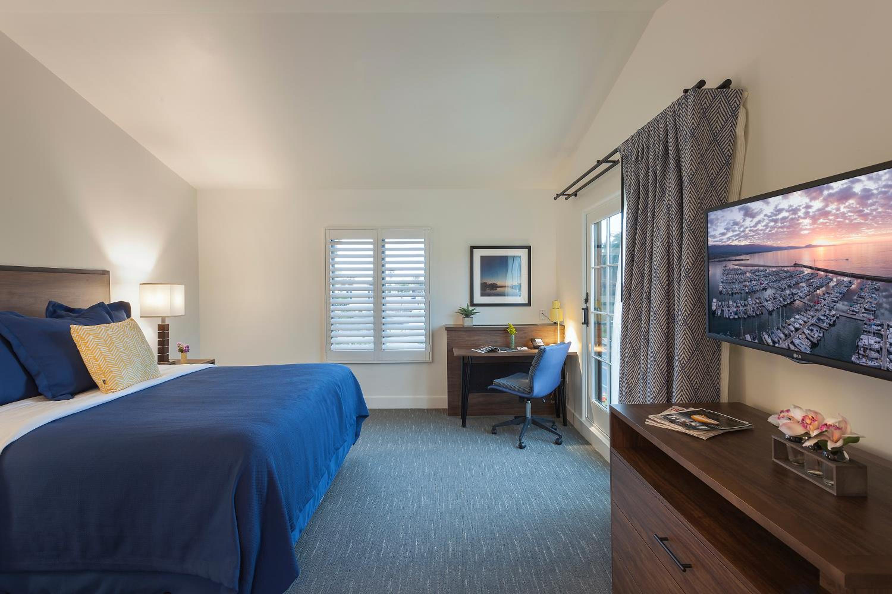Deluxe Room with 1 King bed - Photo 2