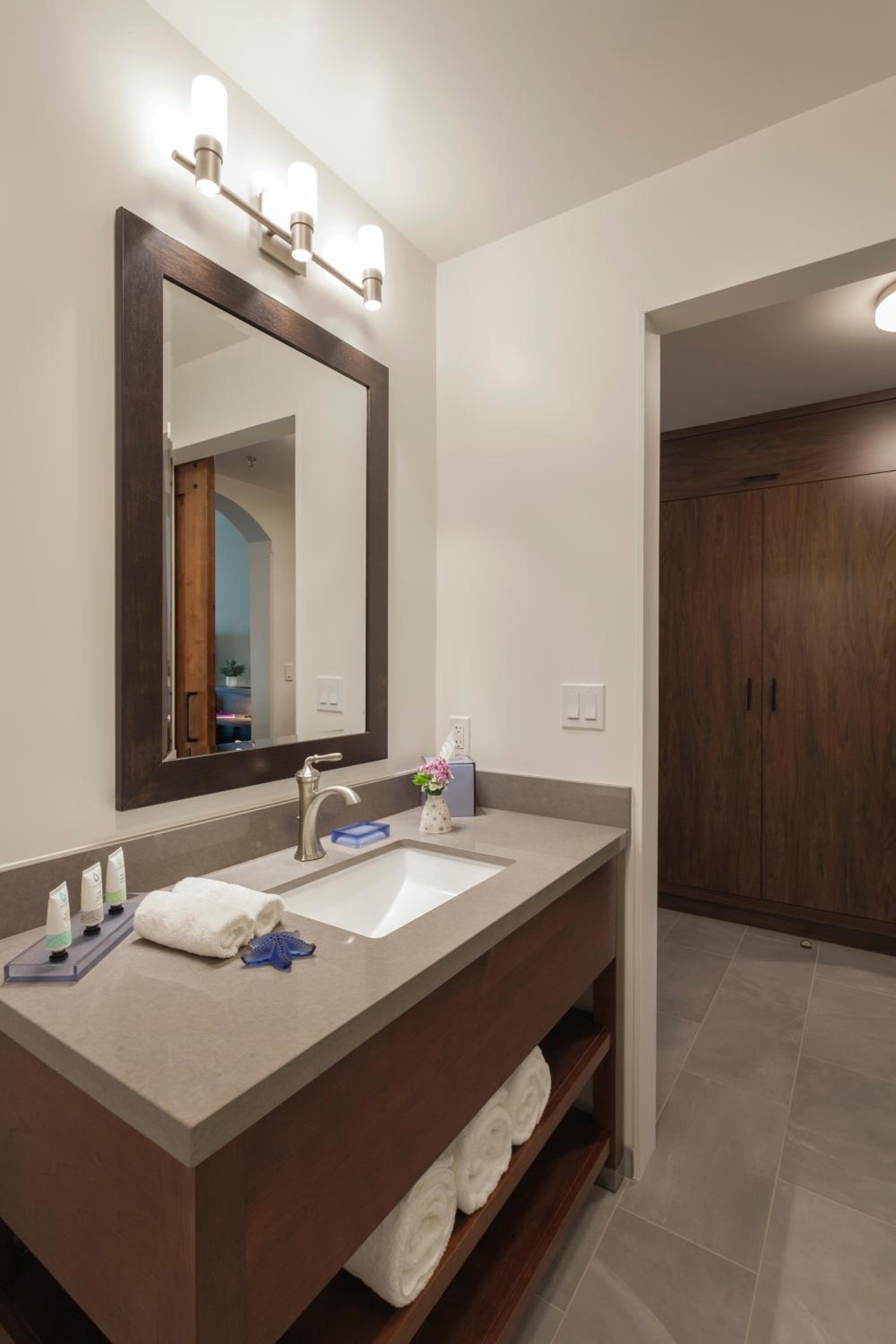 Deluxe Room with 1 King bed - Photo 3